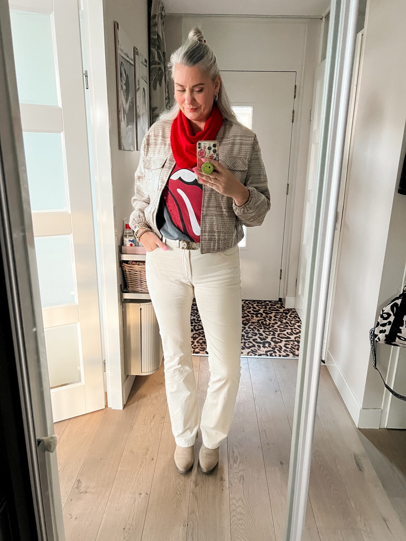 OOTD - Maandag. Geruit jasje met pailletten (Myjewellery M), Rolling Stones t-shirt (heel oud), rode driehoek sjaal, beige flred rib broek (model Flora van Norah, 40/36”), beige western laarzen. Rode strik haarclip. 



#LTKTall #LTKOver40 #LTKMidsize