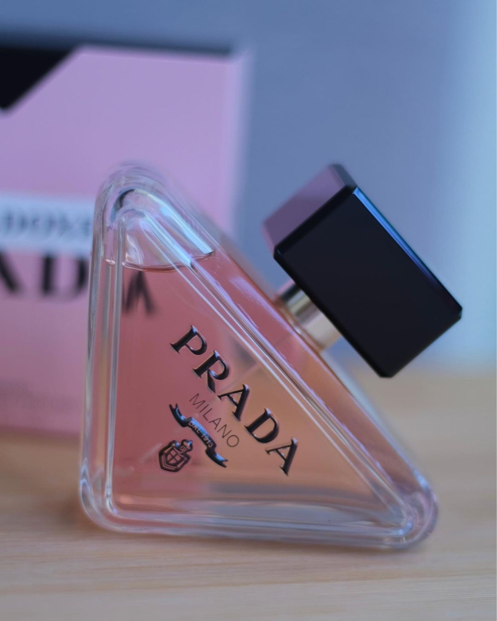 Meu novo amor em formatinho de triângulo: Prada Paradoxe 💝

Inspirado na dualidade presente em todos nós, o Prada Paradoxe tem uma mistura de notas cítricas e florais, que se combinam para criar uma fragrância intensa e marcante!

Entre os ingredientes usados ​​na criação do perfume, destacam-se a bergamota, o jasmim, o âmbar, a néroli e a baunilha de Bourbon.

Um perfume docinho e elegante, em muitos aspectos me lembrou o Libre (quem é fã dessa fragrância da YSL vai amarr o PP). Tem uma boa fixação e projeção, além de ser muito usável no dia a dia.

#LTKbrasil #LTKbeauty
