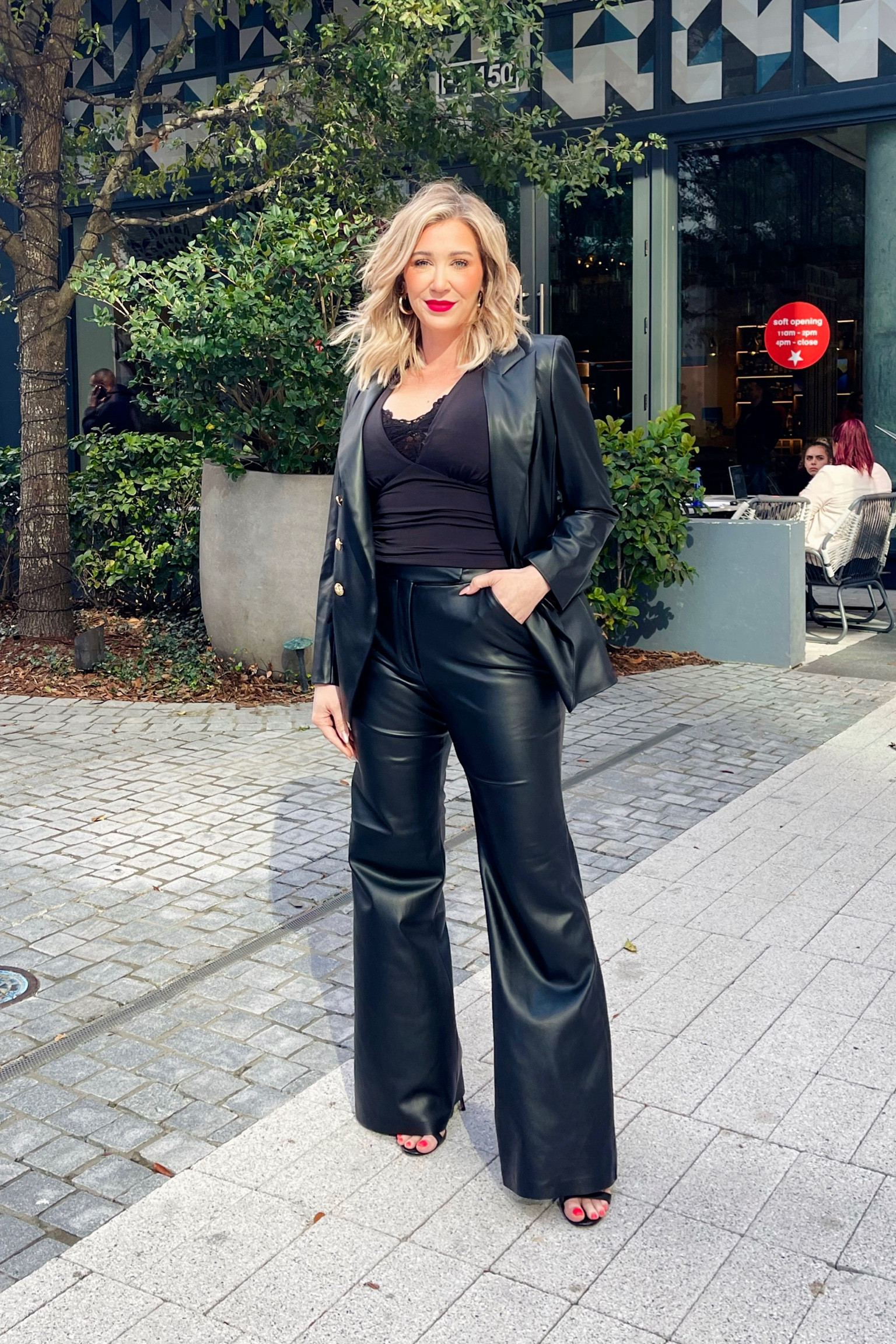 Medium top
Medium blazer
Size 6 regular pants