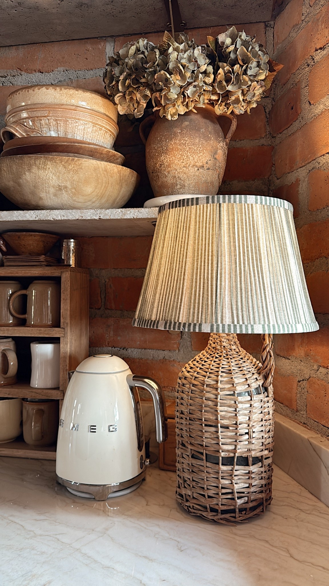 No electric needed, remote control, lightbulbs🙌 I’ve been wanting to turn this old demijohn into a lamp for a while and instead of drilling a hole in it, or having a cord showing out the top back, these lightbulbs are a win! I love it! Also, these are the most real looking faux  hydrangeas I’ve ever seen 🤩 (I have the green color) 