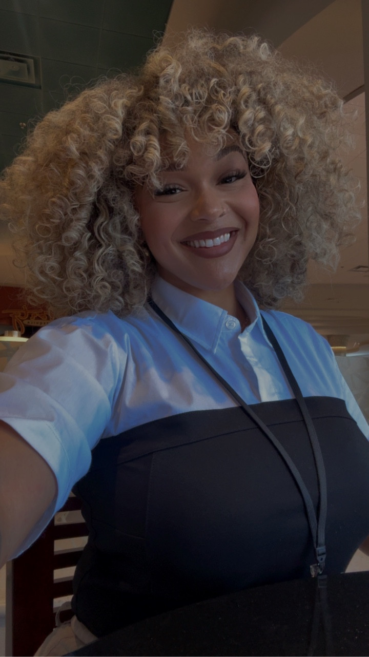 I haven’t done a refresh video in a while 🤭💕 here’s one I did while in Orlando for a work trip, quick and easy . I like to refresh my bangs mostly with minimal product and that’s pretty it!😅💕

#curlrefresh #curlproducts #blondecurls