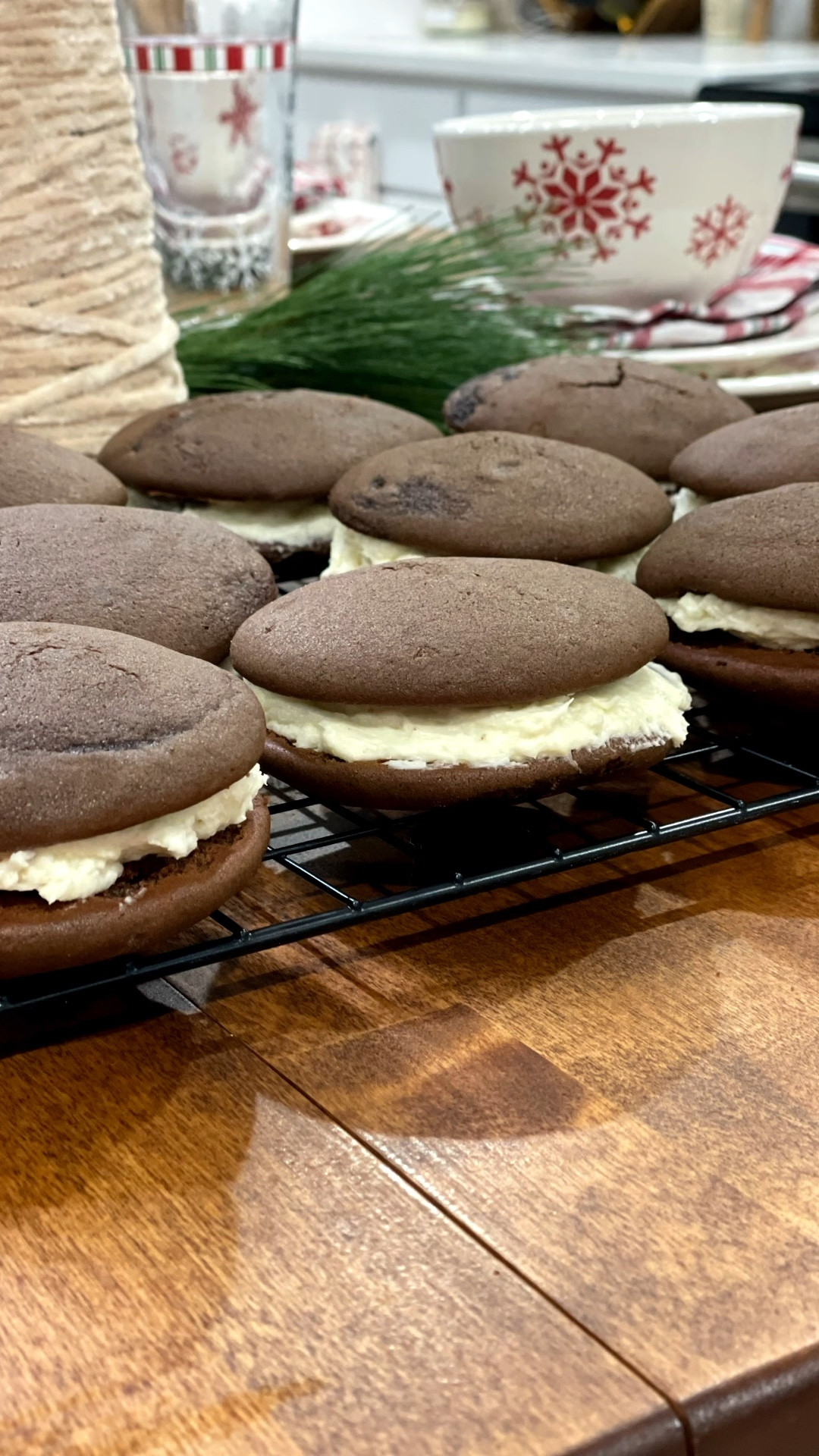 Soft, chocolatey, and surprisingly easy—linking the whoopie pie essentials on LTK! 🍫✨

#holidaybaking #christmasbaking #festivedesserts #wintertreats #cozyrecipes #christmasdesserts #tistheseason
#fyp #reels #reelsinstagram #viralreels #easyrecipes #recipeideas #comfortfood

#LTKSeasonal #LTKfoodie #LTKHoliday