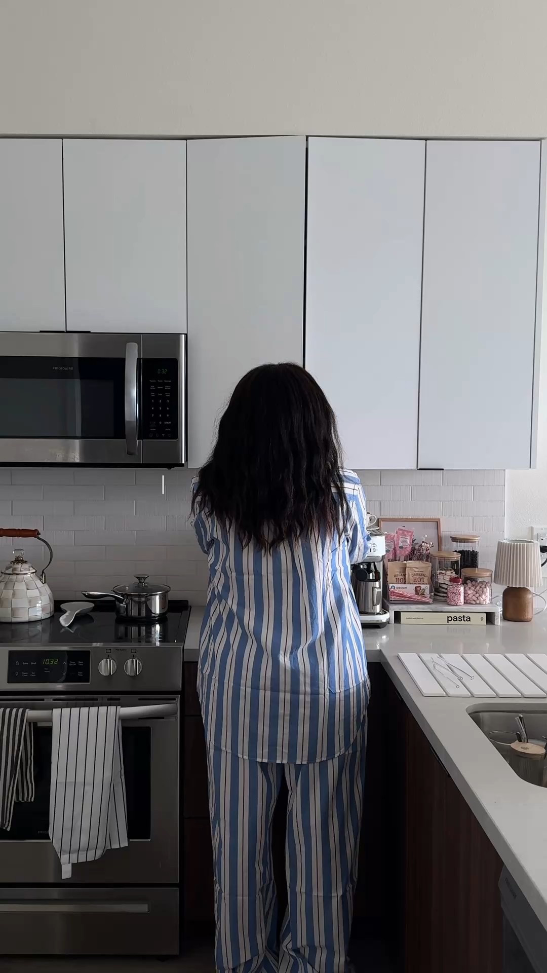 Iced gingerbread latte✨

My Starbucks-inspired iced gingerbread latte is the perfect winter drink. If you want to make your own from the comfort of your home, try this coffee recipe!

P.S. I’m obsessed with this gingerbread man mug from @Target!

#LTKCyberWeek #LTKGiftGuide #LTKHoliday