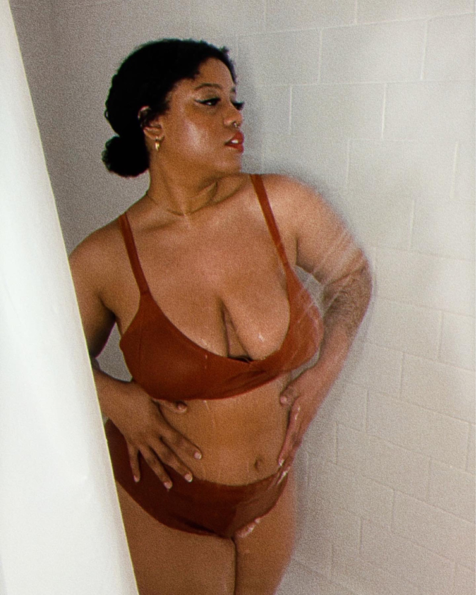 what? you don't take selfies in your shower? 💦⁠

⁠👋🏽top:
Light-coverage bikini top with criss-cross detail
Adjustable straps
2 back hook clasp closures

👋🏽bottom: 
🏊‍♀️ Activity-forward bikini bottoms for pick-up volleyball to swimming.
🌴 Smoothing support and medium coverage with a flattering high rise.

Medium-coverage high-rise bikini bottom
High-cut leg opening

👋🏽all Parade swim: 
Sustainable EcoSplash is double layered for a soft, smoothing effect.
EcoSplash - made from recycled bottles + smoothing swimwear.

for Parade swim, shop 20% off their eco-friendly swim collection with my link in bio or code OLVNDBRWN checkout⁠

#LTKSeasonal #LTKswim #LTKsalealert