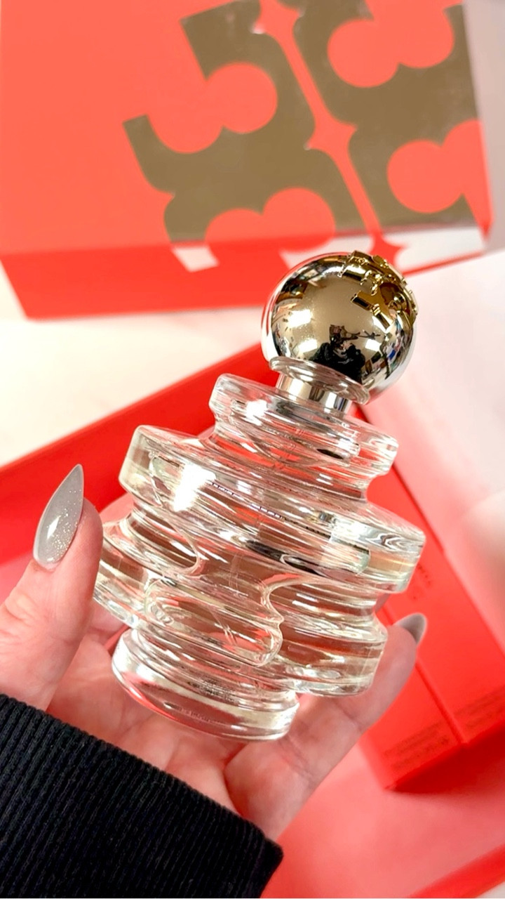 #GiftedByToryBurch 

There’s a depth to Sublime by @toryburch that hits the moment you spray it. I find it to be smooth, dimensional and quietly powerful. The bottle itself has this striking, sculptural look that has quickly become one of my favorite bottles in my collection.

The first spritz opens with that bright hit of mandarin, a touch of Urban Ivy and a sweet edge from the upcycled peach. Then the florals start to bloom — rose, osmanthus and magnolia — soft but dimensional. As it settles in, the leather, patchouli and vetiver give it this warm, sensual depth that lingers close to the skin.

It’s polished, bold and a little unexpected… exactly the kind of scent you wear when you want to feel grounded and confident.

You can shop Sublime by Tory Burch @ultabeauty 🛍️

Have you tried this fragrance? 

#ZfluencexToryBurch #ToryBurchSublime