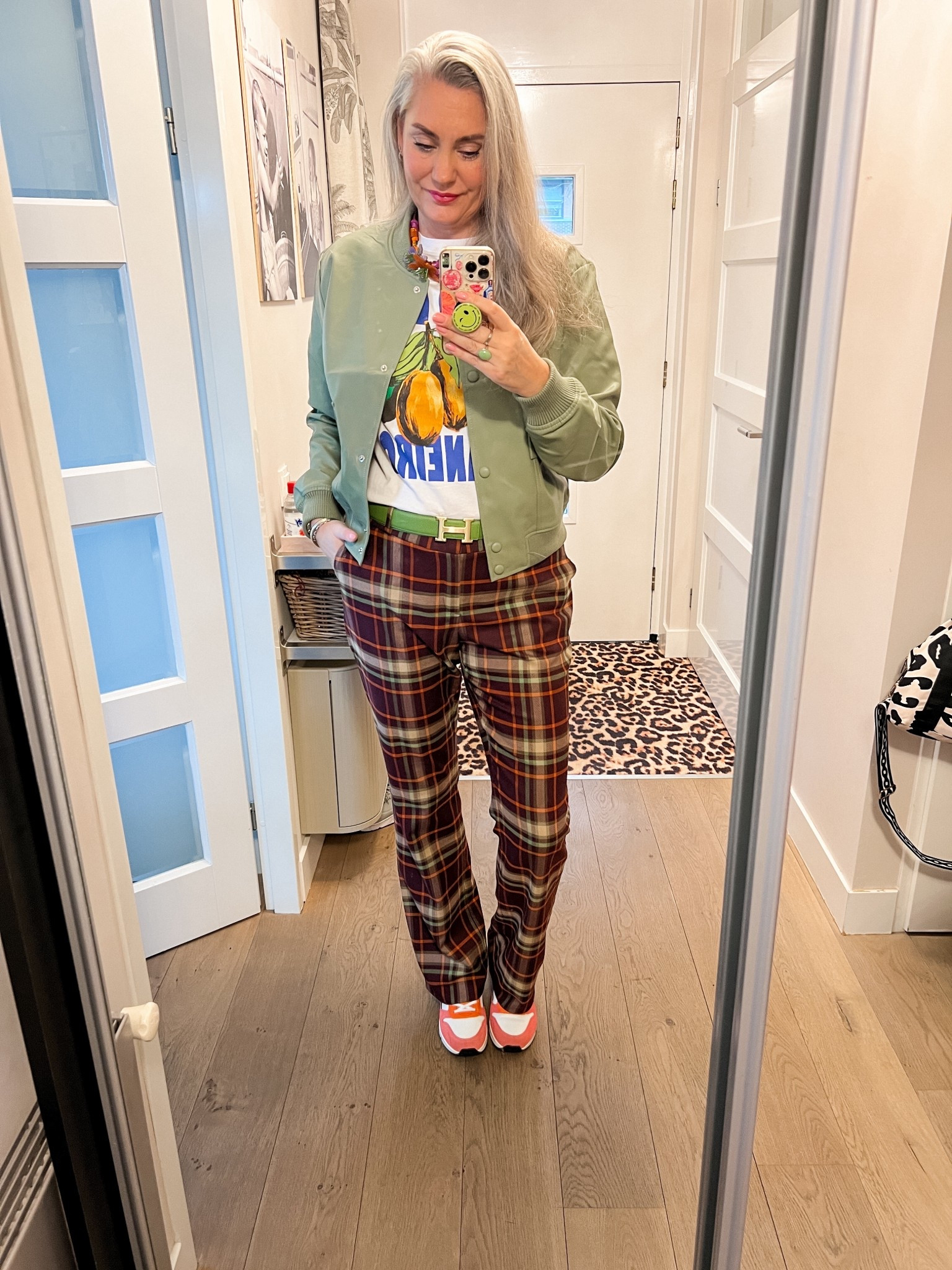 OOTD - Vrijdag. Een groen imitaieleren bomberjack (42) over een T-shirt met print, op (weer) een geruite broek (Tessa Koops, 44), roze met oranje Skechers en een ketting met bloem. 



#LTKeurope #LTKFashionMonth #LTKnederlands
