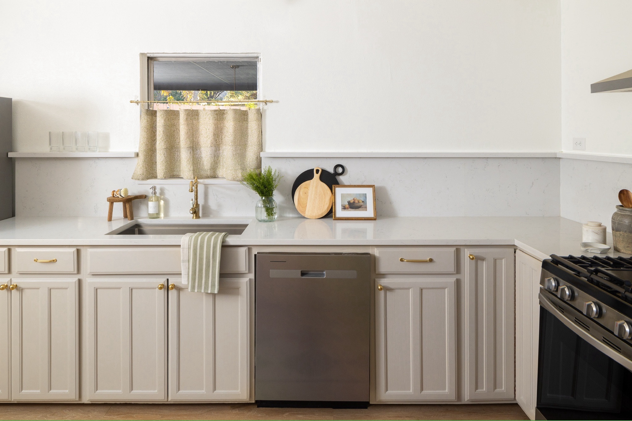 Smiles and Pearls has launched her new Airbnb. Candice went with a modern vintage design for this rancher. 

Home design, modern home decor, Airbnb superhost, home decor, target home record Amazon home finds, Amazon home decor, Studio McGee, Threshold, Target home, Target home finds, Target run, Airbnb host, Magnolia Hearth and Hand, Home Depot, Home Depot furniture, living room, bedroom, coffee table

#LTKstyletip #LTKhome #LTKplussize