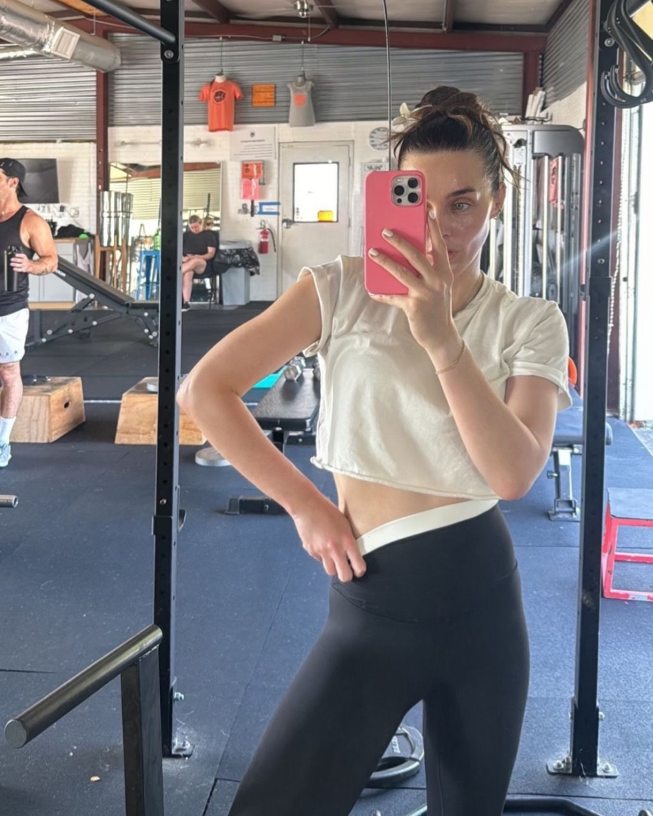 Weight lifting ootd. Love these leggings- couldn’t find the black so I linked them in a different color  🖤