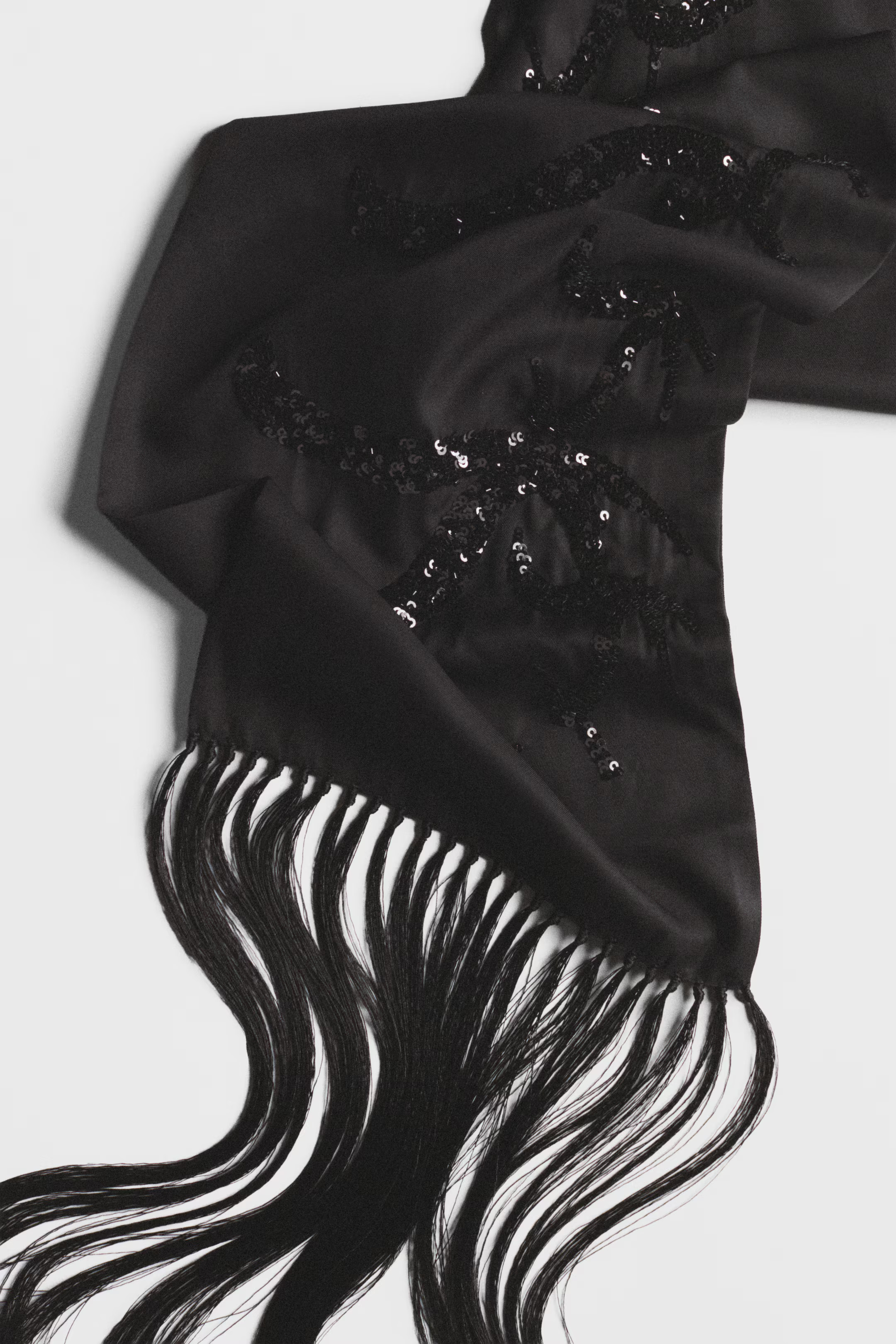 Verzierter Satinschal | H&M (DE, AT, CH, NL, FI)