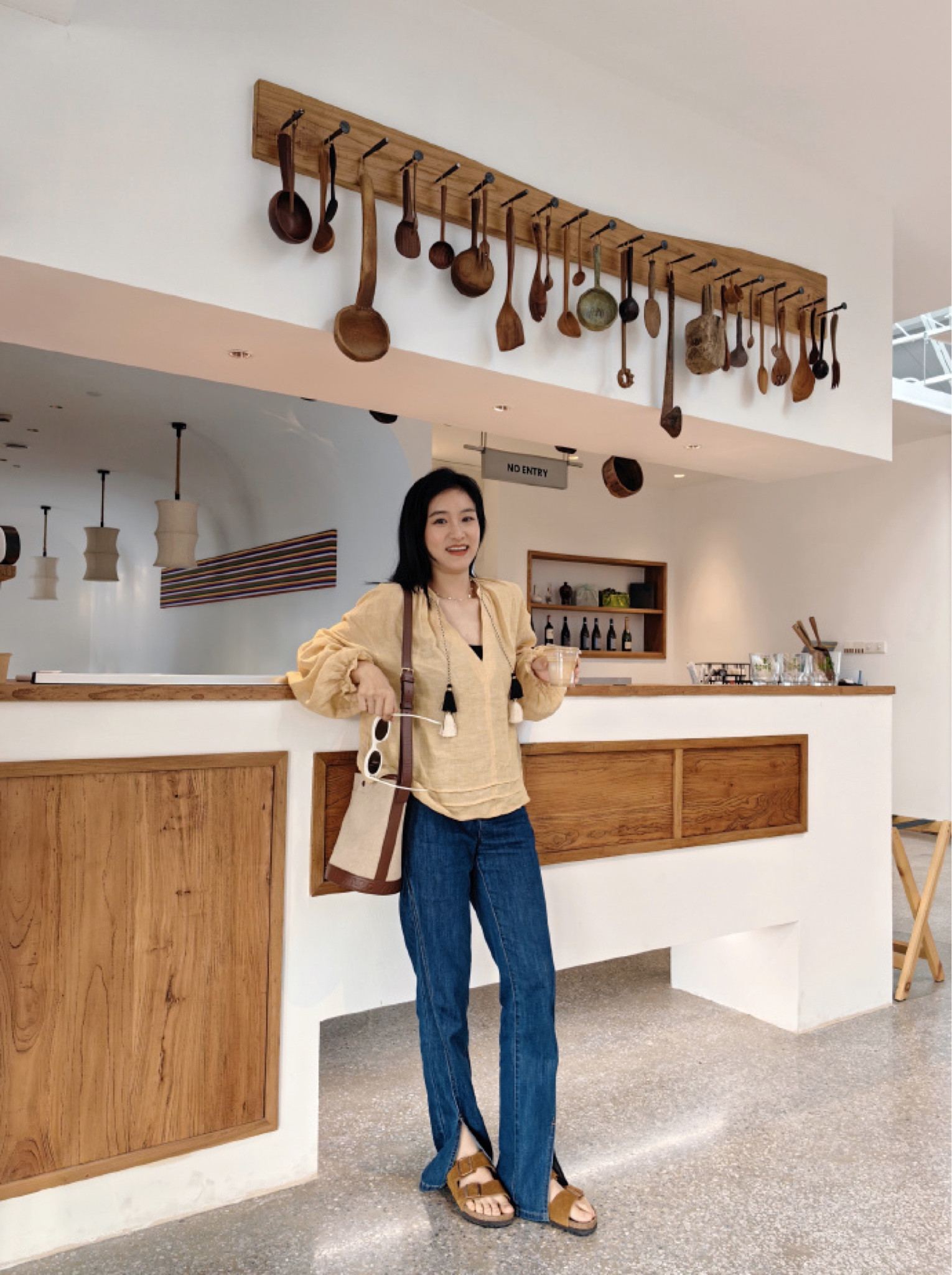 一家很好看的咖啡店
一杯很好喝的榛果拿铁
一个一直要走楼梯的宝贝
还有很会拍照的妈妈
她说看图1我那个表情和10岁的时候一样

一个很美好的下午呀❤️

#今天穿什么##ootd# ​​​
#LTKchina #LTKasia

#LTKfit #LTKstyletip #LTKitbag