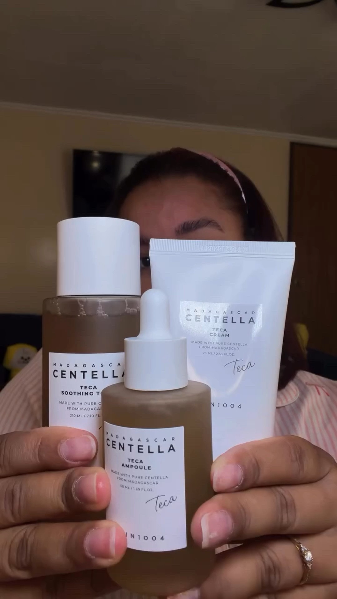 “Look! My skin is instantly soothed and dewy now”
@skin1004official 🤎✨
.
.
.
.
#skin1004 #teca #centella #koreanskincare #skin1004tecatrio