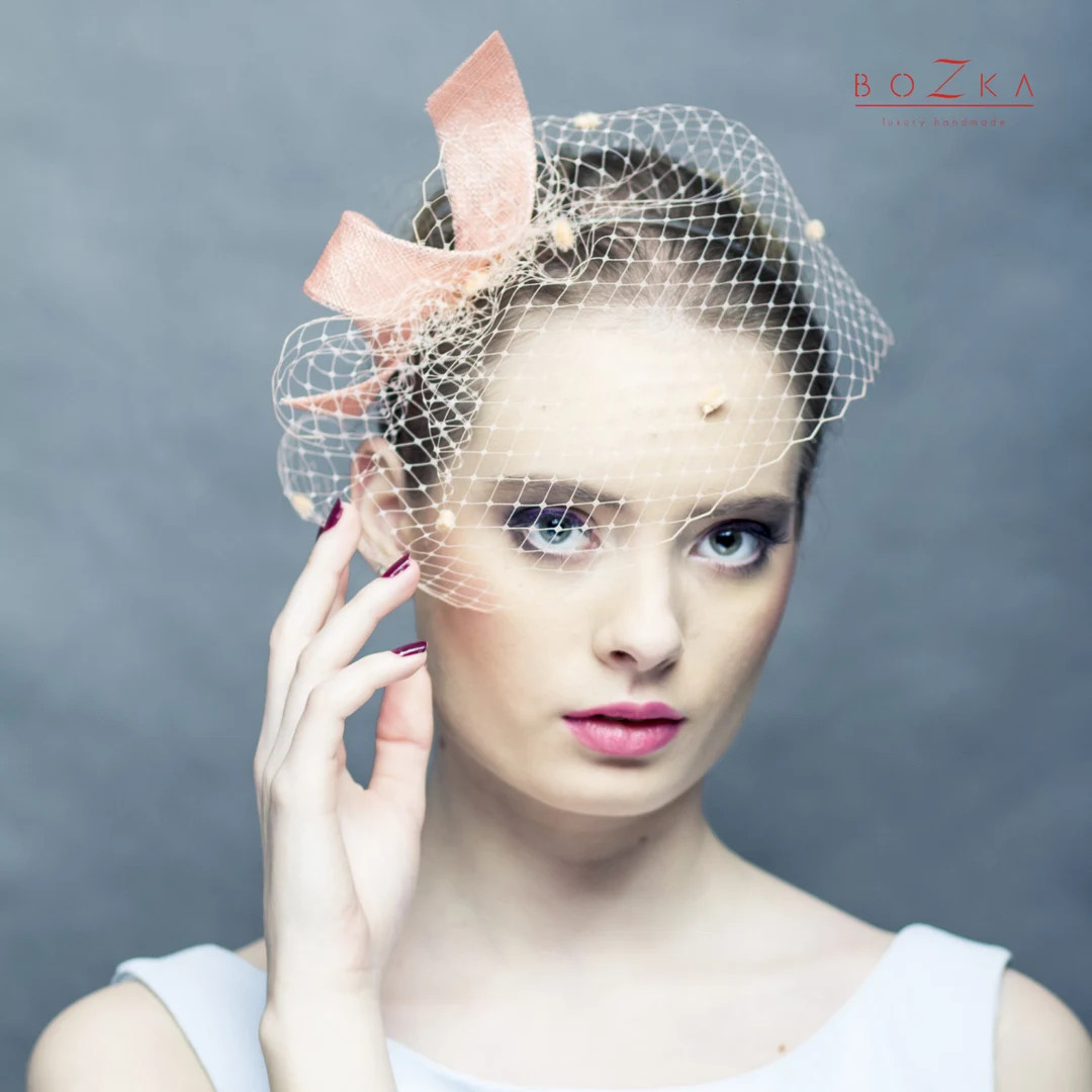 Moderner lockiger Hochzeit Fascinator mit zartem Schleier, Schleife in Pfirsich und Sinamay - Ets... | Etsy (US)
