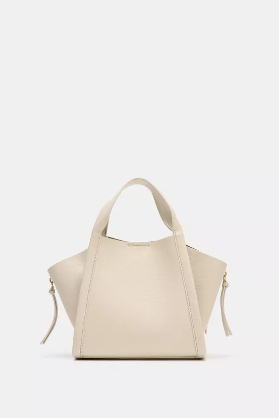 DescriptionColourCompositionMeasurementsModel height: 174 cmCity crossbody bag. Topstitching deta... | Zara UK