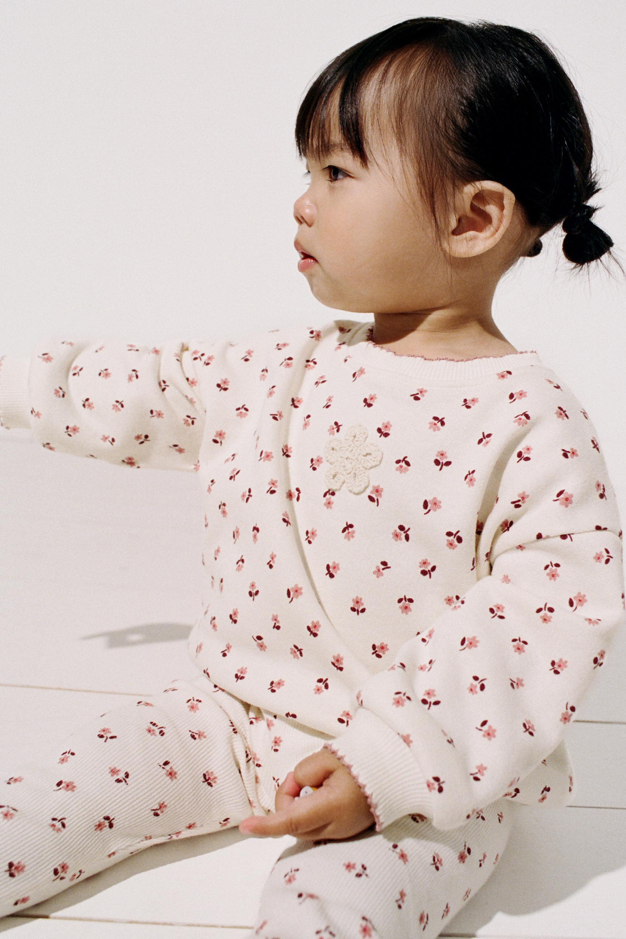 Round neck sweatshirt with long sleeves. Ribbed trim. Teardrop button closure at the back. Floral... | Zara US