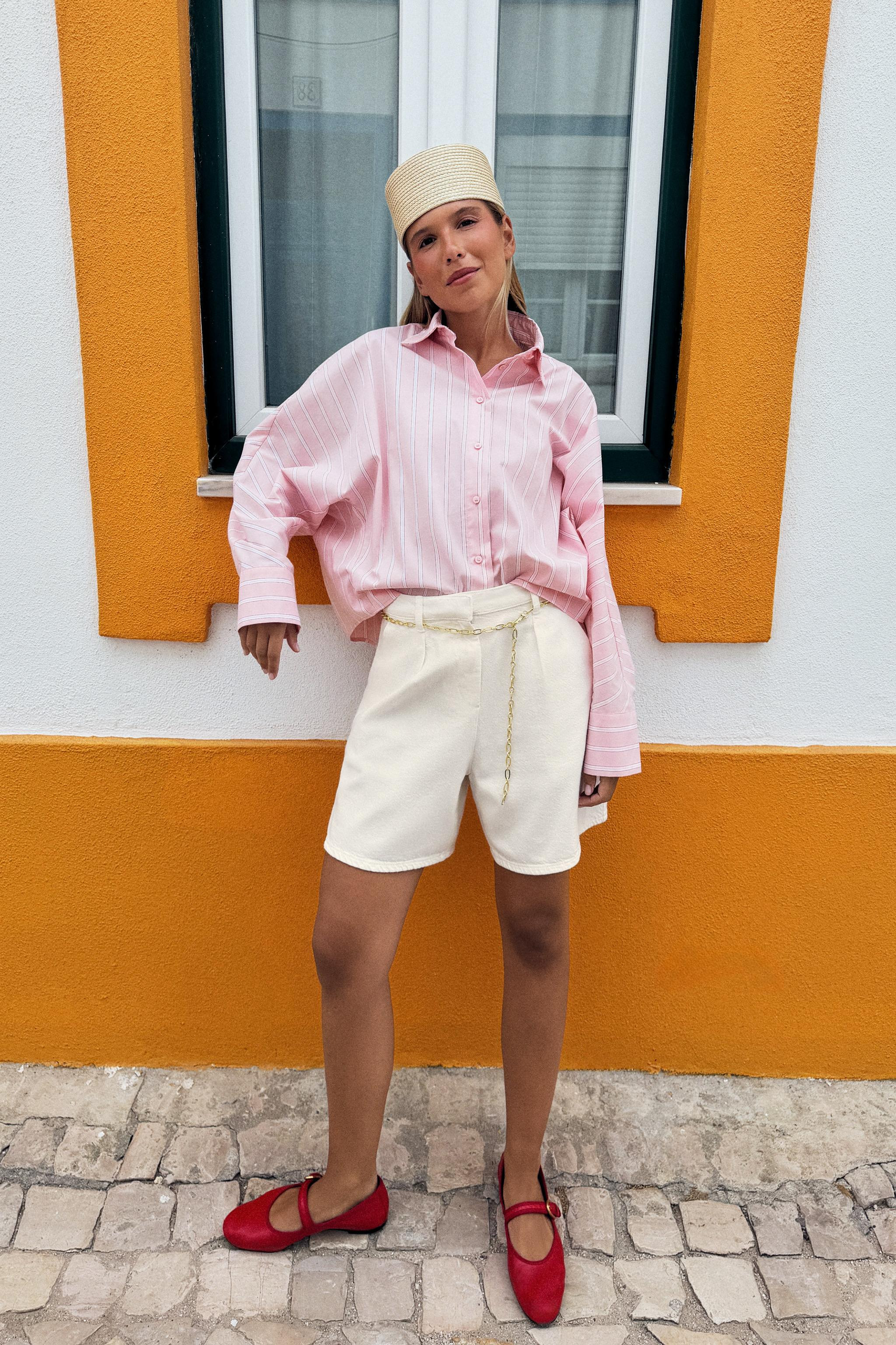 High-waisted Bermuda shorts with front pleats and chain belt. Front pockets and faux back welt po... | Zara US