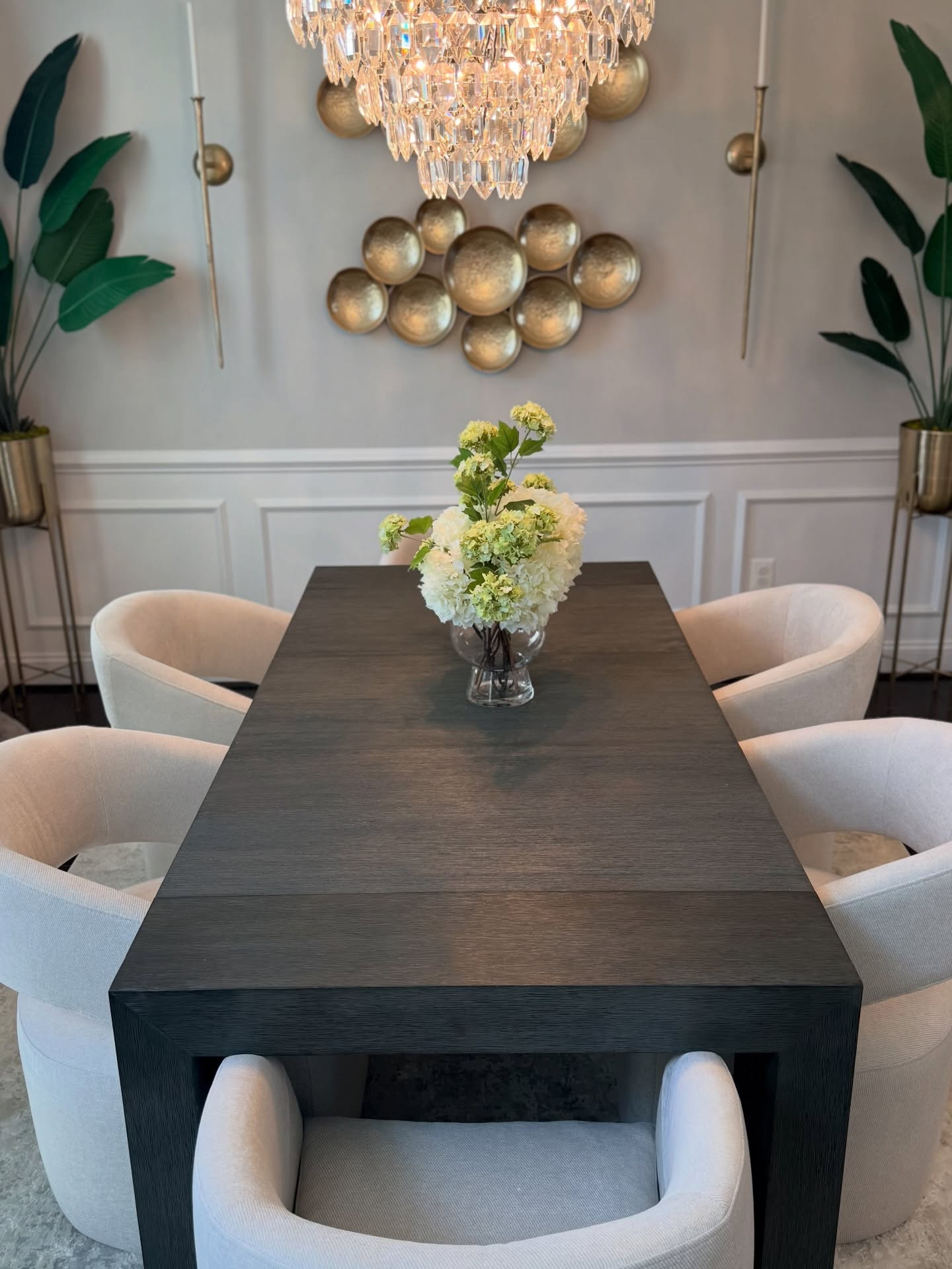🗣️Follow @dollhouse_interiors 

#homedecor #diningroom #decorinspo #beautifulhomes #modernglam