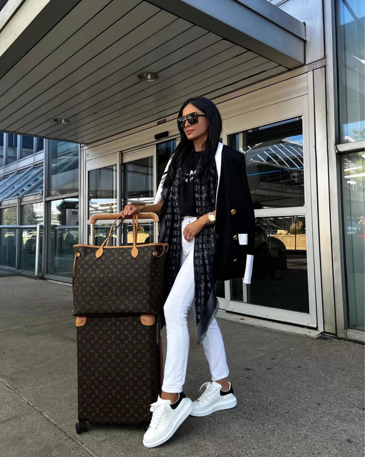 Airport, airport style, louis vuitton, neverfull, combat boots
