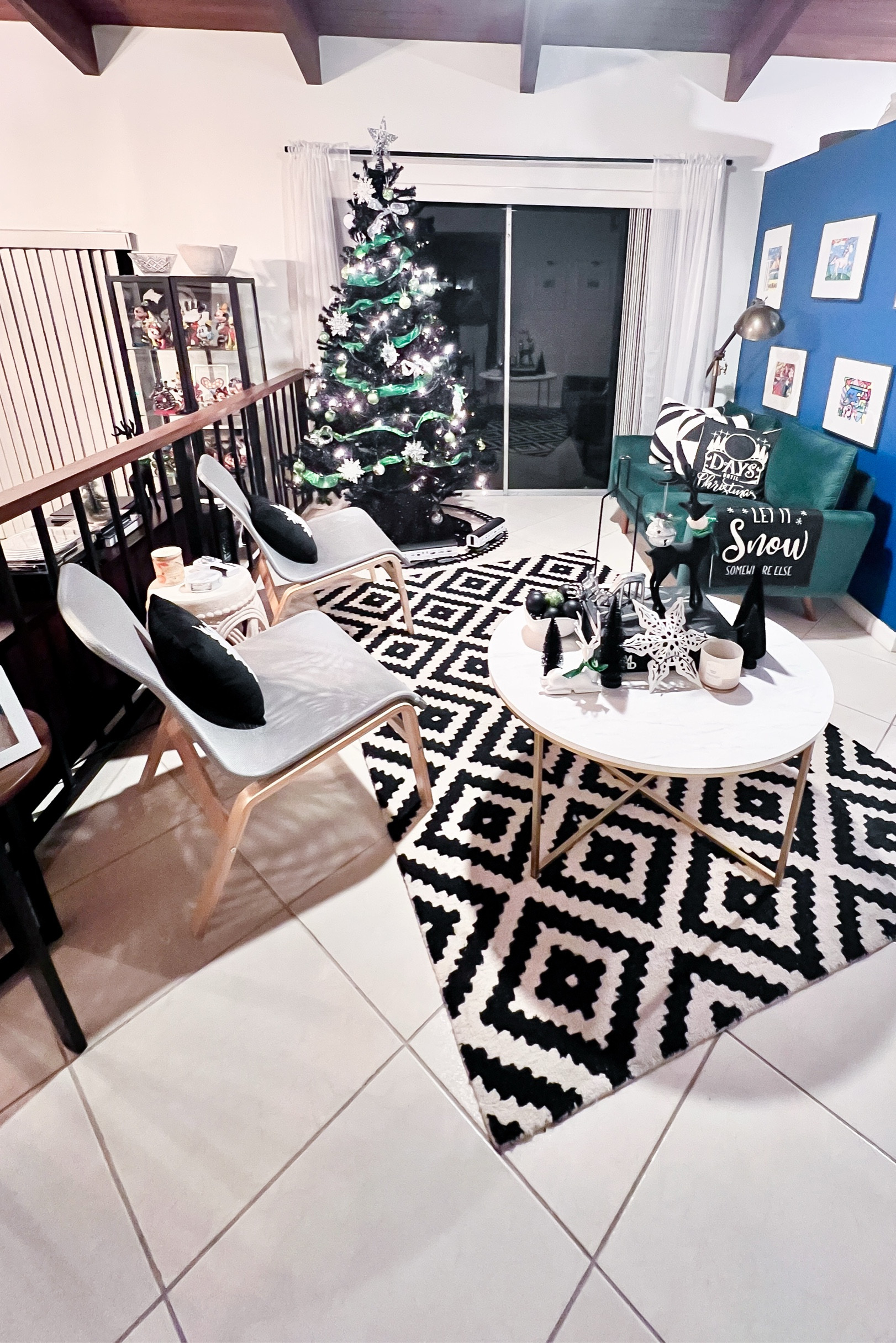 Christmas Tree Decor Ideas
Black tree
Rug
Coffee table decor
Reindeers
Dining room
Christmas dinnerr

#LTKSeasonal #LTKHoliday #LTKHome