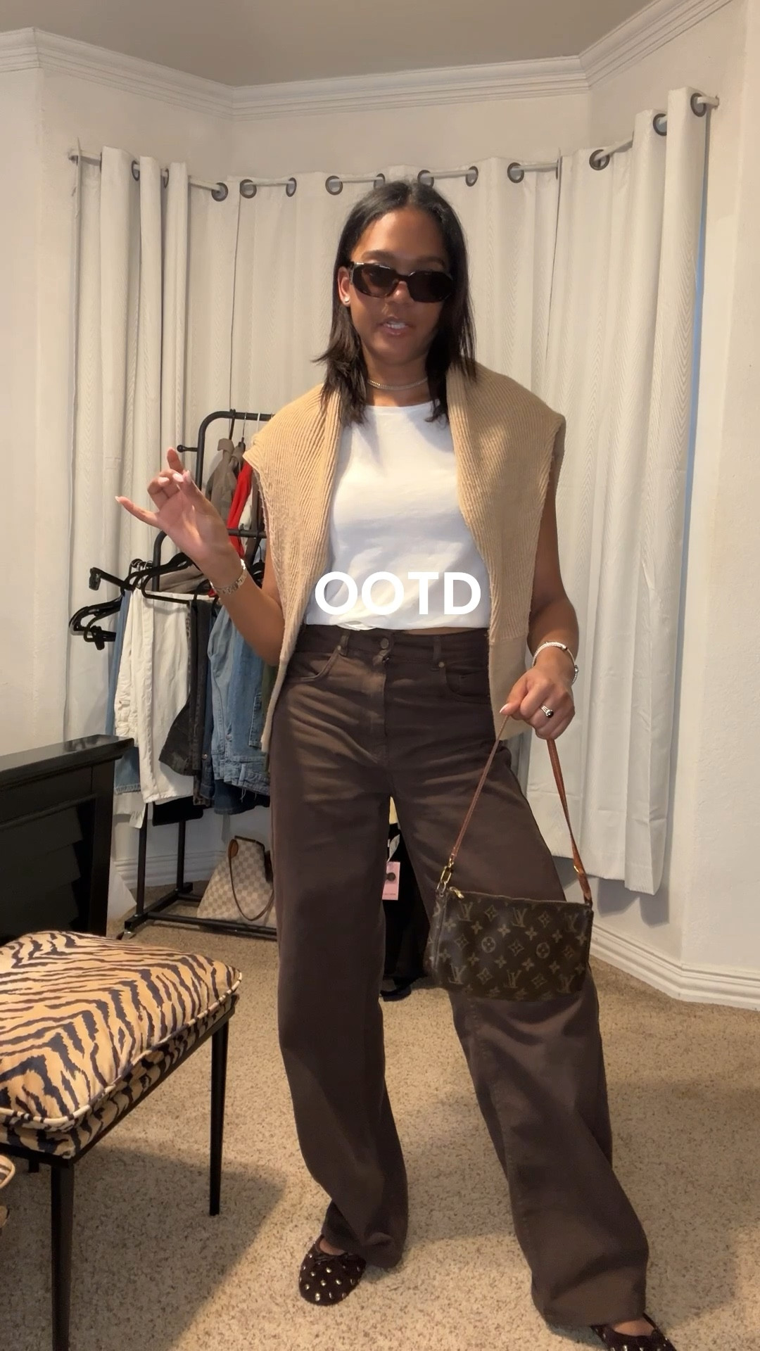 Not a very exciting outfit lol, but threw something on to run errands! Sam Edelman flats are on sale..RUN 


#samedelman #flats #brownjeans #mangojeans #mango #studdedflats #basic #errands 

#LTKSaleAlert #LTKootd #LTKgrwm