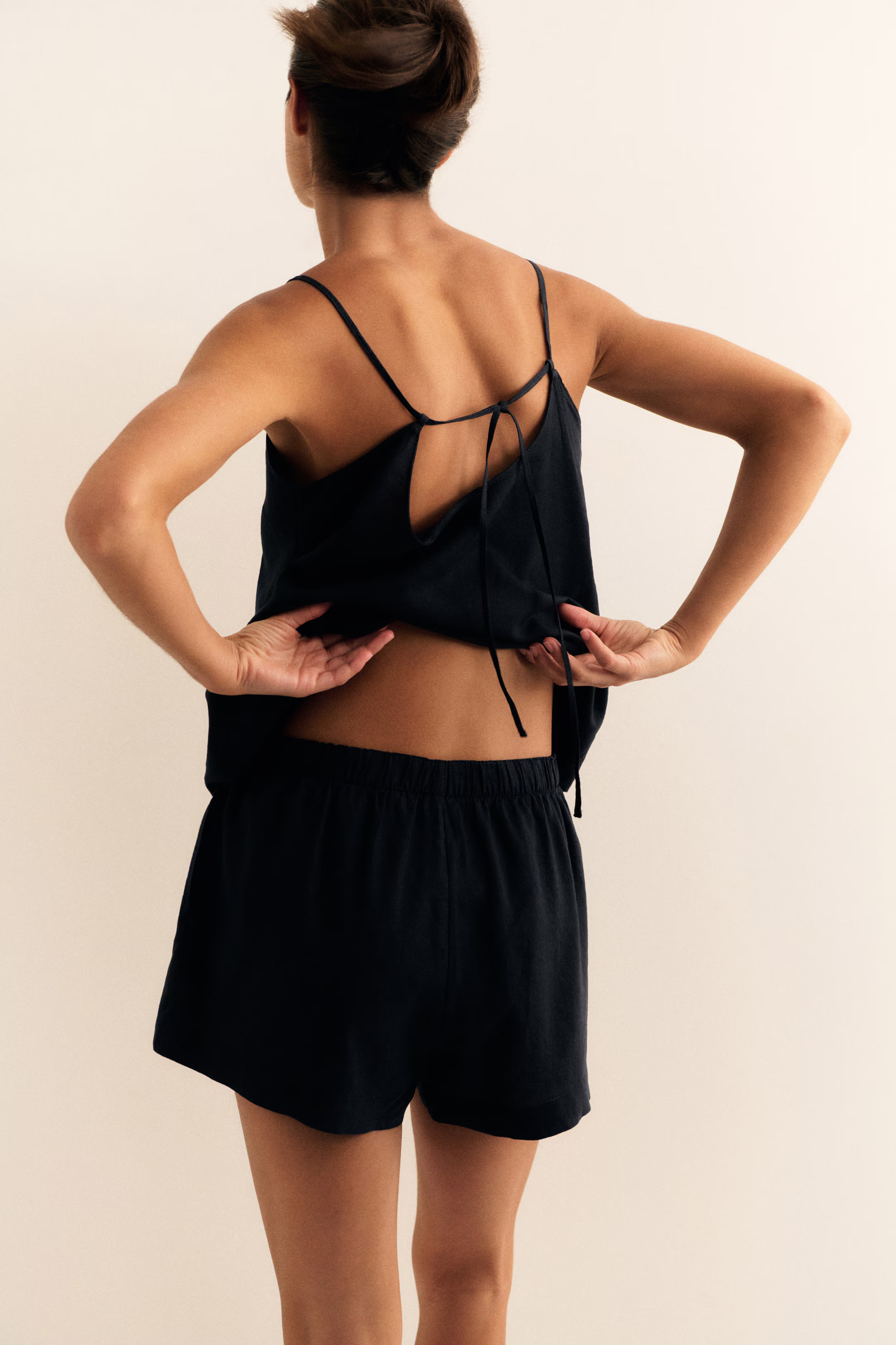 Linen-blend shorts | H&M (UK, MY, IN, SG, PH, TW, HK)