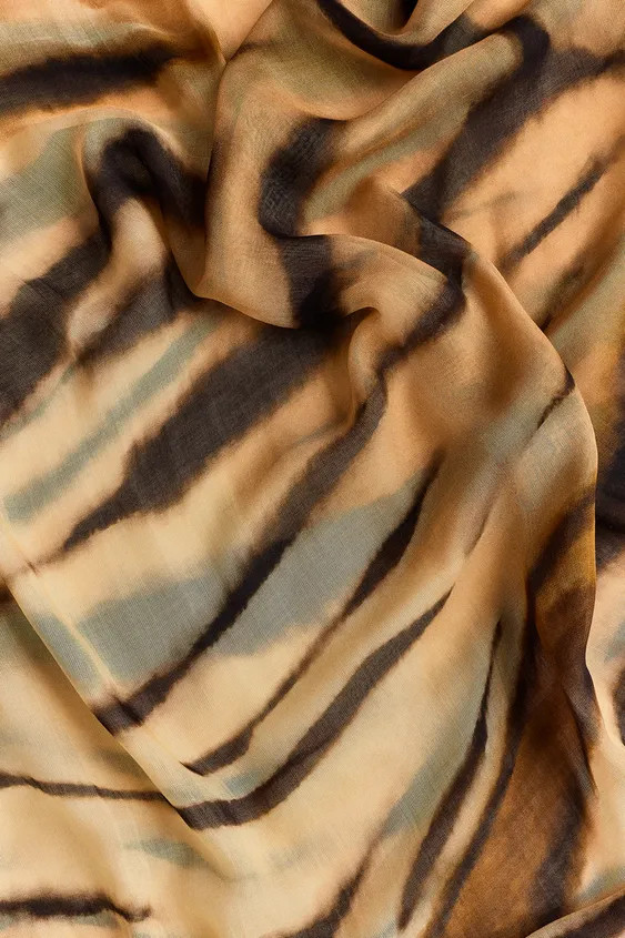 Bedrucktes Halstuch aus einem Modal-Seiden-Mix (8 % Seide). Ausgefranste Abschl\u00fcsse.Ma\u00df... | Zara DE