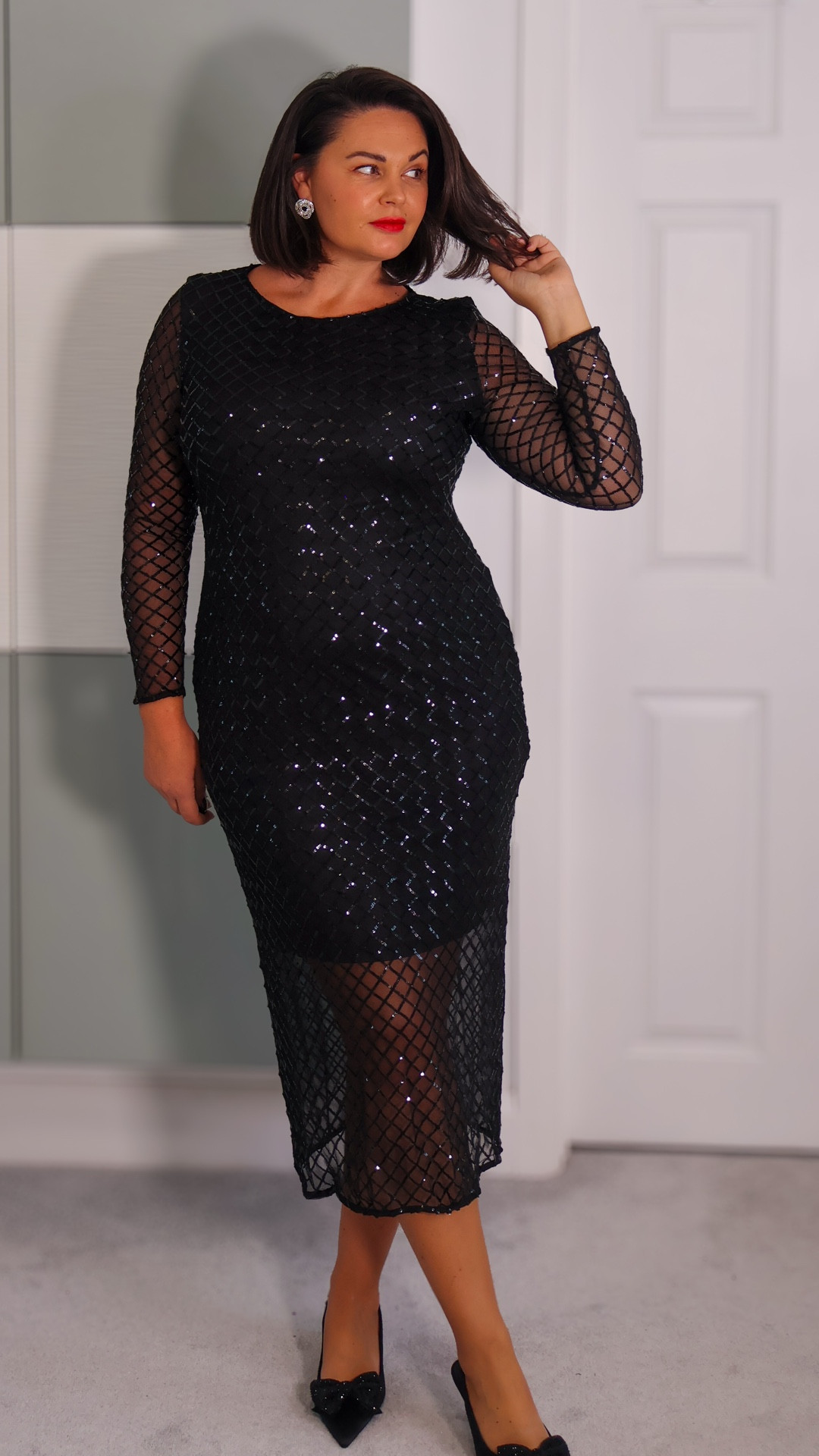 TU Clothing Sequin Dress – size 14 try-on 🖤✨

If you want a sparkly party dress that feels luxe without the price tag — this one is a winner.
Stretchy, lined where it needs to be, semi-sheer sleeves for soft arm coverage and a gorgeous sequin mesh overlay.

True to size – I’m wearing a 14.
Perfect for Christmas parties / NYE / winter evenings out.

Styling notes:
• Midsize & curve-friendly
• Semi-sheer sleeves (coverage + glam)
• Sparkle without scratchiness
• Black evening dress with sequin mesh overlay
• Comfortable stretch fabric — not stiff

#LTKmidsize #LTKuk #LTKpartywear