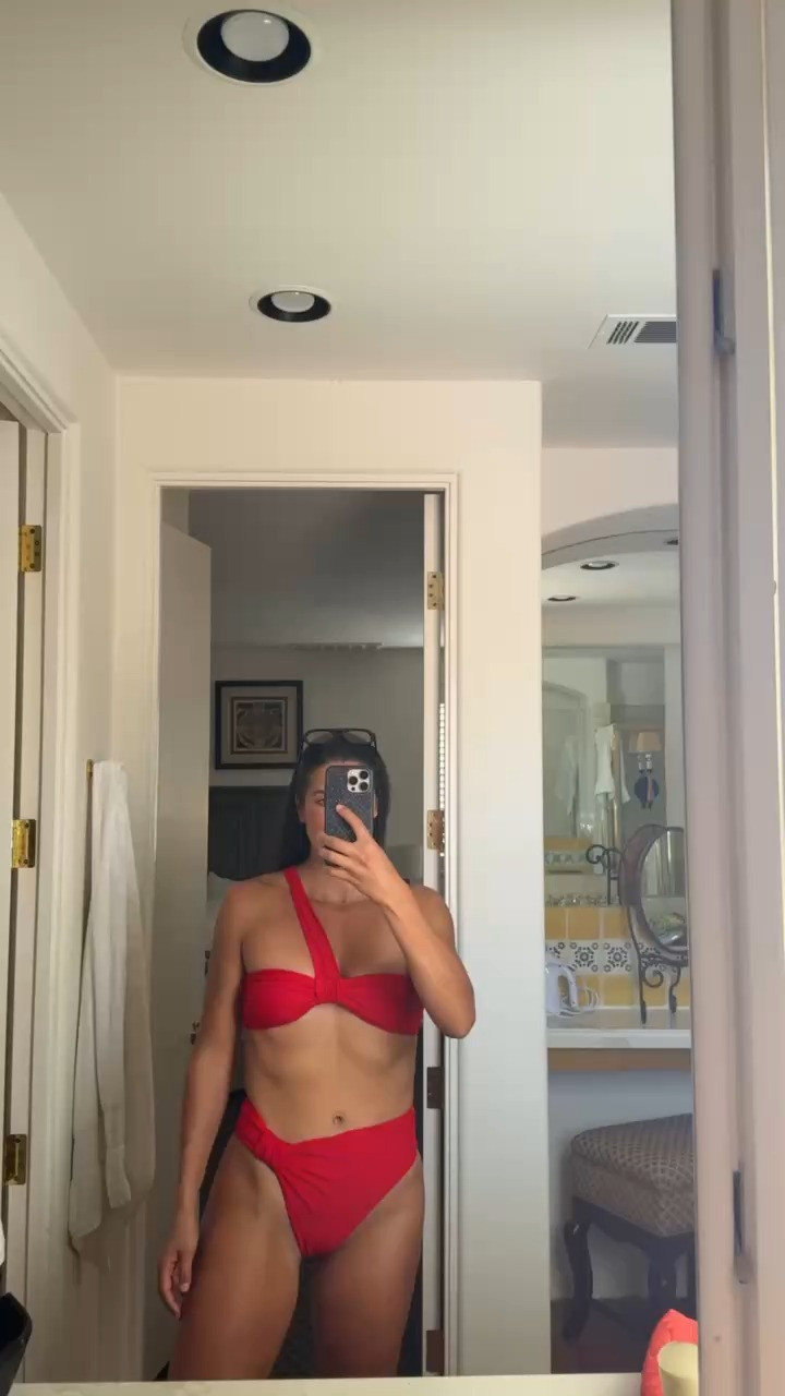 Love the one strap situation!!

TTS: M

Two piece bikini, two piece swimwear, bikini, strapless swimsuit, high quality swimwear, 3 piece swimsuit, wrap skirt, grace white


#LTKTravel #LTKootd #LTKgrwm