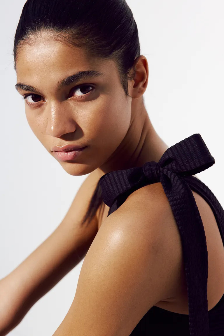 Padded-cup one-shoulder swimsuit - Asymmetric neckline - Sleeveless - Black - Ladies | H&M GB | H&M (UK, MY, IN, SG, PH, TW, HK)