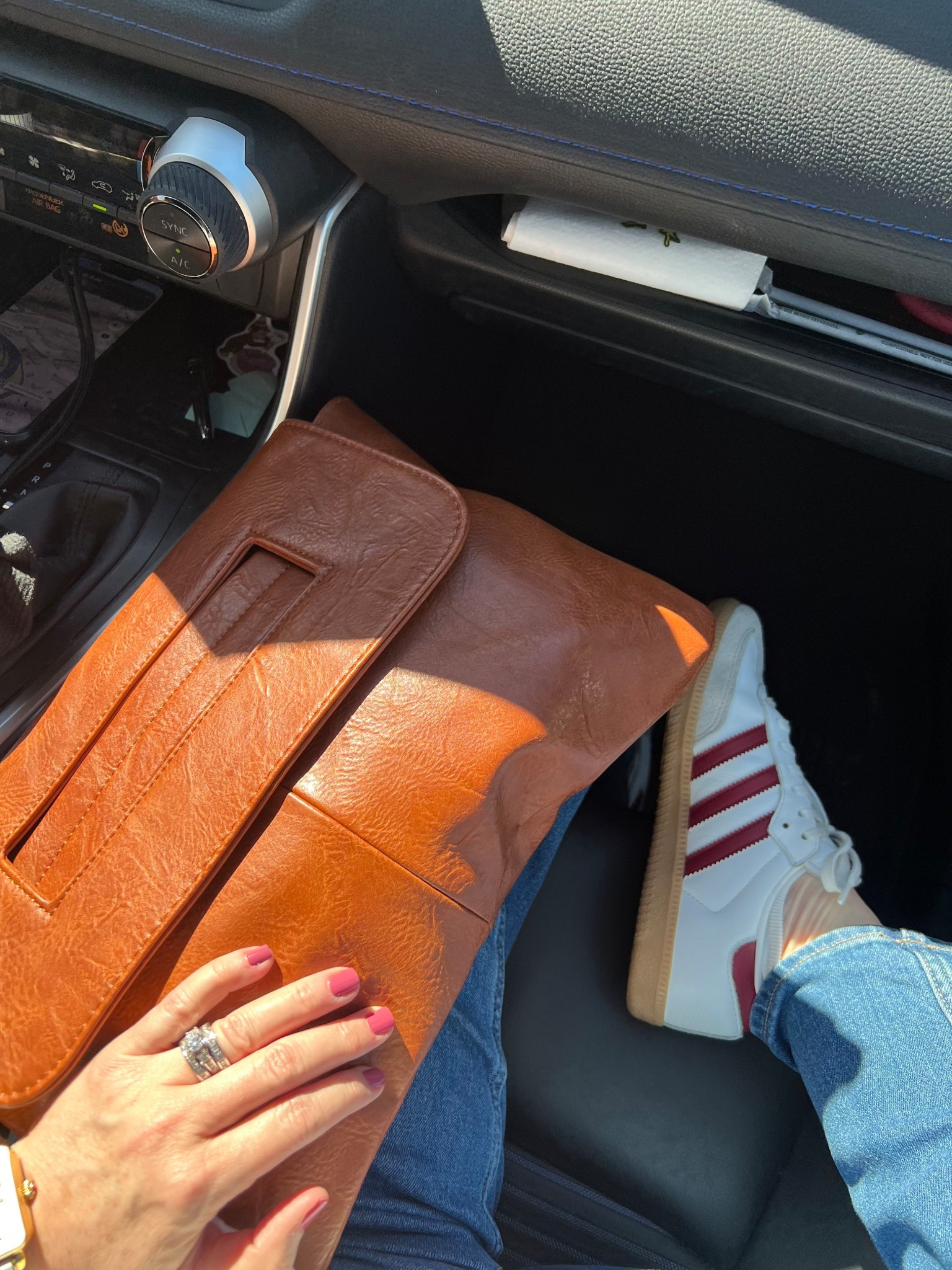 💫 I love this $21 clutch! It holds quite a bit and comes with a shoulder strap. You can choose from nine different colors. The jeans (on sale: $22) are my go-to because they’re so comfortable and come in petite. 👏🏽 

#LTKootd #LTKOver40 #LTKPetite
