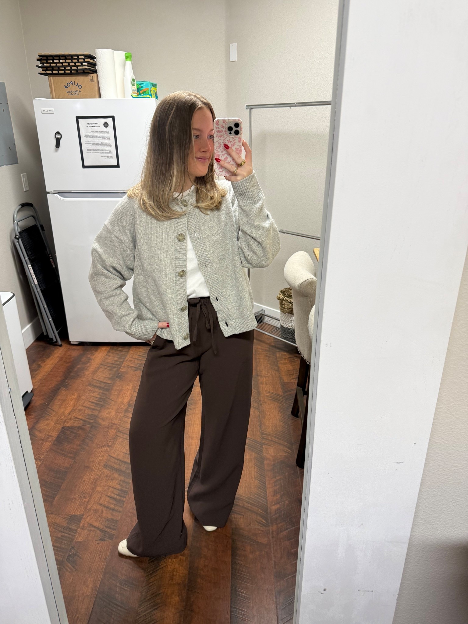 Monday work ootd 🤍🤎 love these new pants 