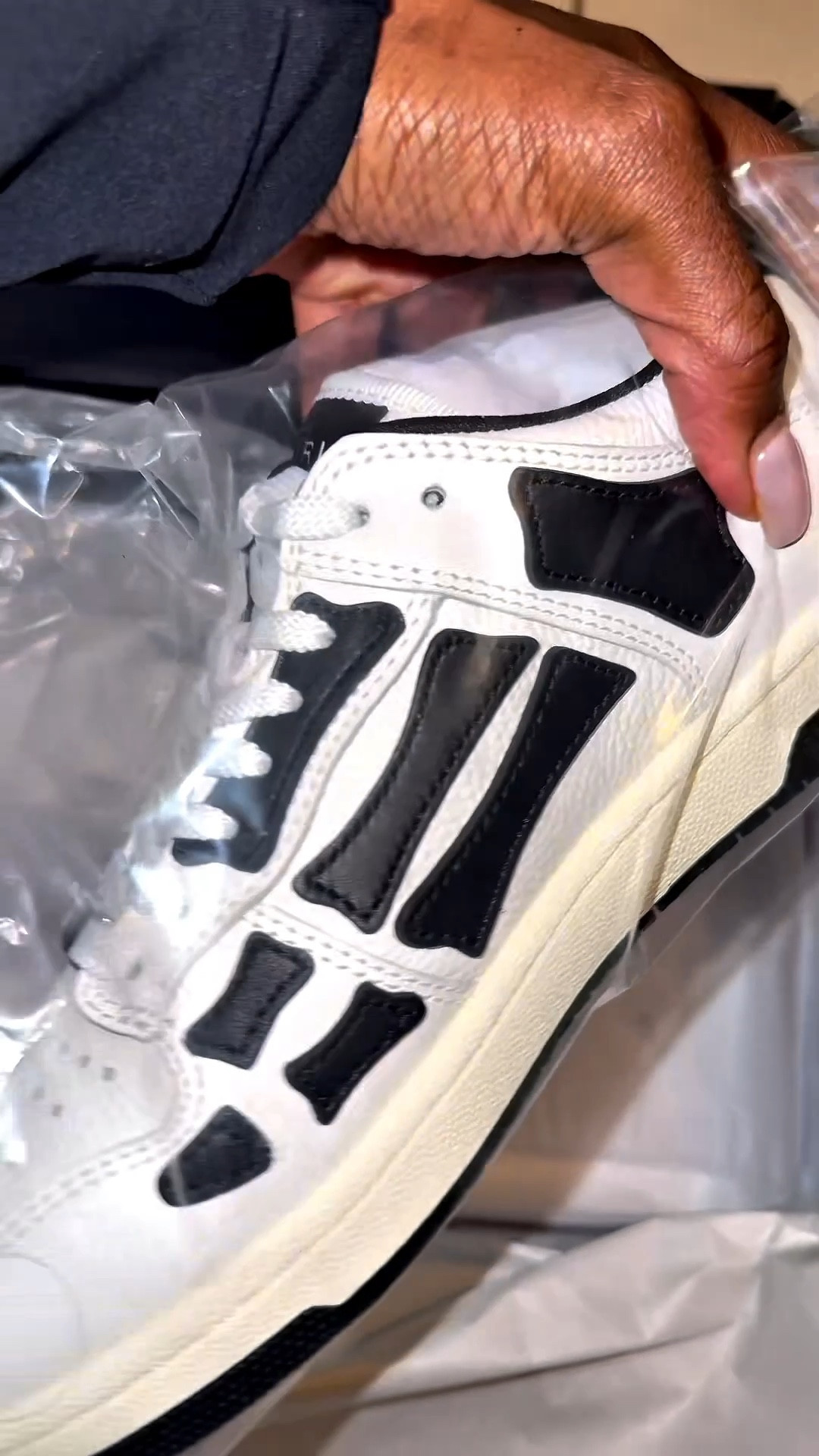 Amari Skel Top Low Unboxing
Link in bio
size 38 white/black
soo cute I lovee these! @AMIRI #unboxing #amiri #designersneakers #luxurysneakers

#LTKTall #LTKgrwm #LTKPetite