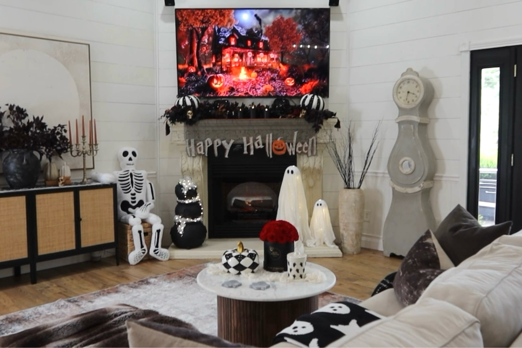 Family Room Halloween Decor



#LTKSeasonal #LTKHalloween #LTKHoliday