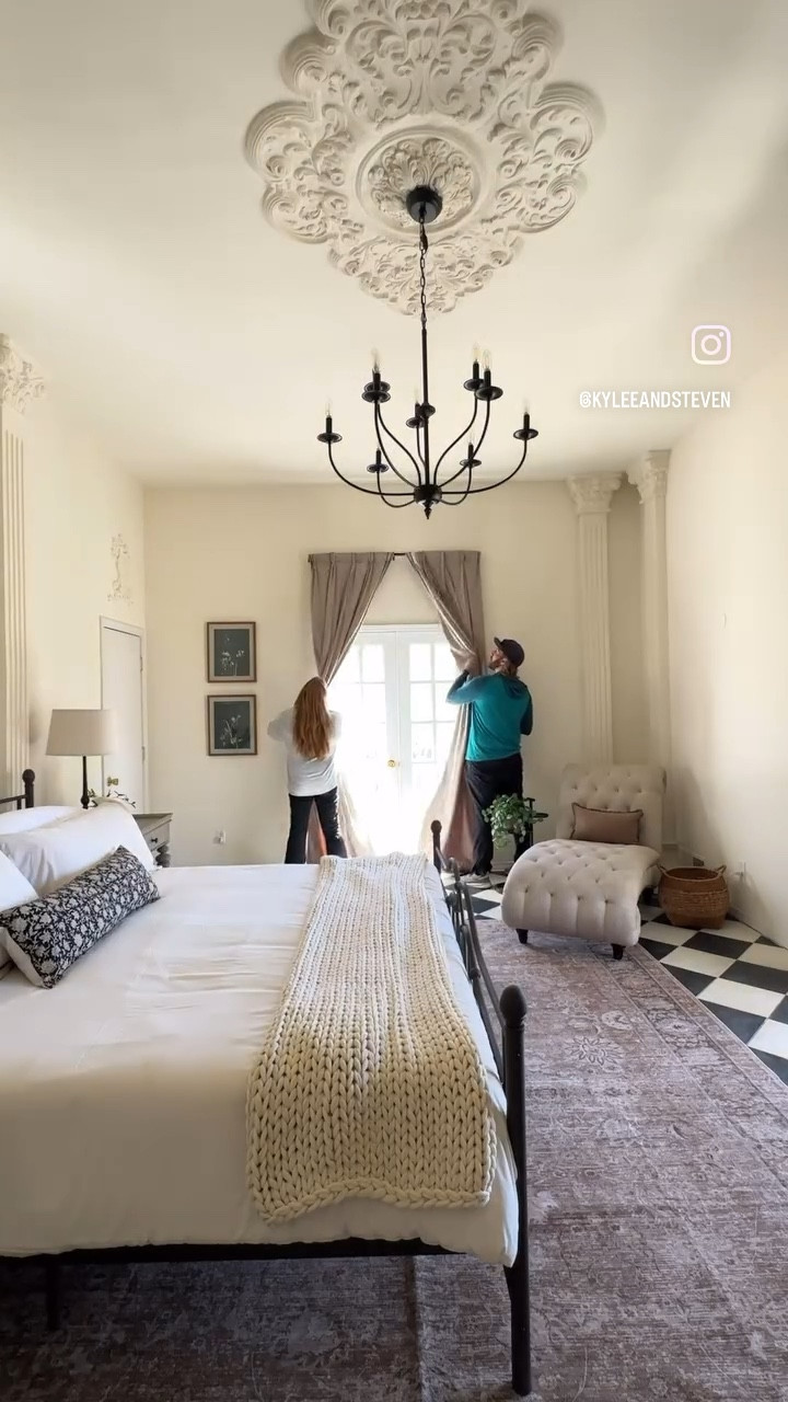 Close out sale on this bed frame! It’s currently $169 for the king 🤯

#LTKVideo #LTKSaleAlert #LTKHome