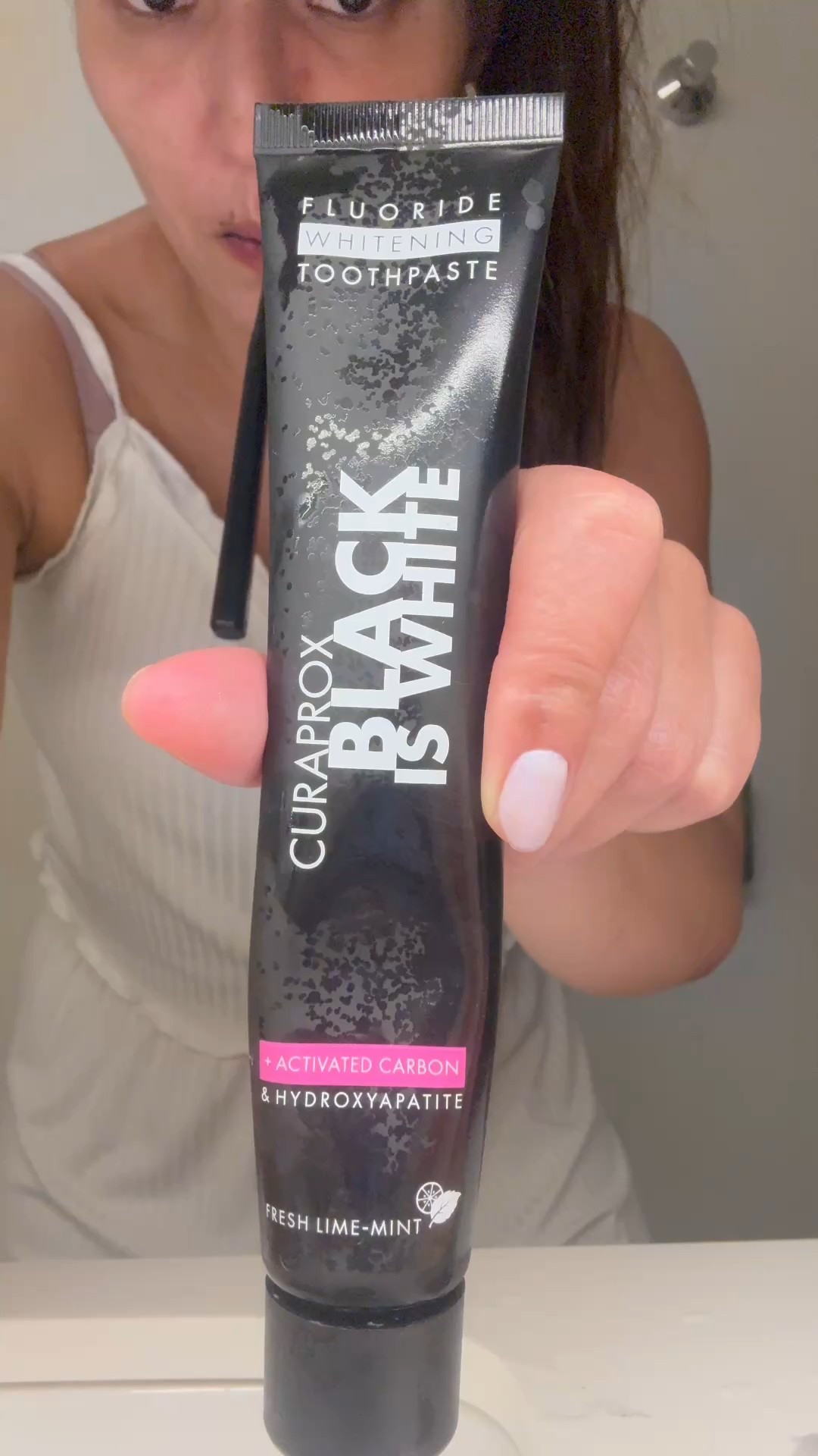 Testando o kit da Curaprox. 
A espuma preta é um show a parte. Tenho sentido meus dentes mais claros. O gosto é bem refrescante. Só faz muita sujeira. Toalhas e pia com marcas escuras… 
. 


#LTKbrasil #LTKbeleza