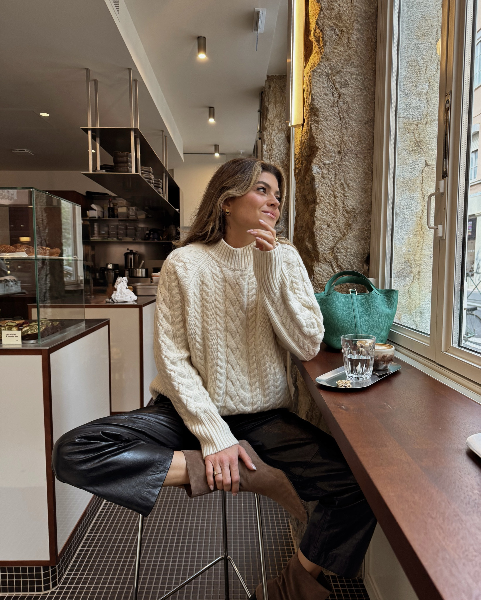 Fall outfits inspo🧋🍂 
Comment porter le pantalon en cuir ? Une inspiration de tenue @boden à enregistrer et à reproduire.
Un basic le pull classique en mailles, les bottines à talon et une touche de couleur avec un accessoire.
Tu aimes ? 
Bisous bisous 