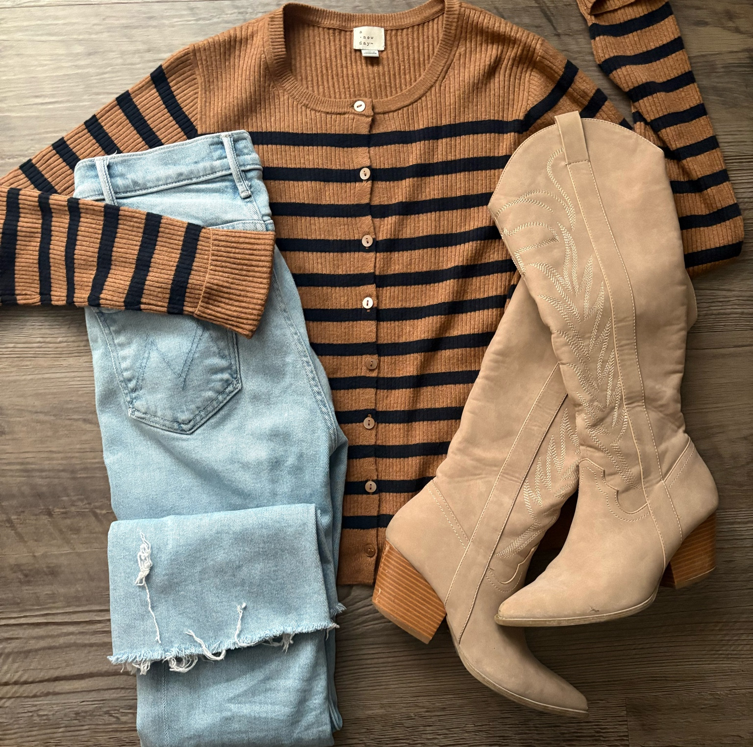 I grabbed this cardi at target a few weeks back and love it! So soft!

#LTKSeasonal #LTKStyleTip #LTKFallSale