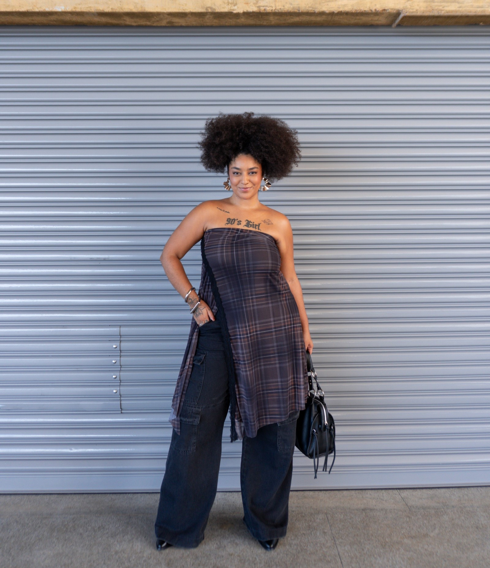 Combinando o toque punk do xadrez com a força utilitária da calça cargo street: look dramático 🖤

#LTKdicadeestilo #LTKmidsize #LTKbrasil