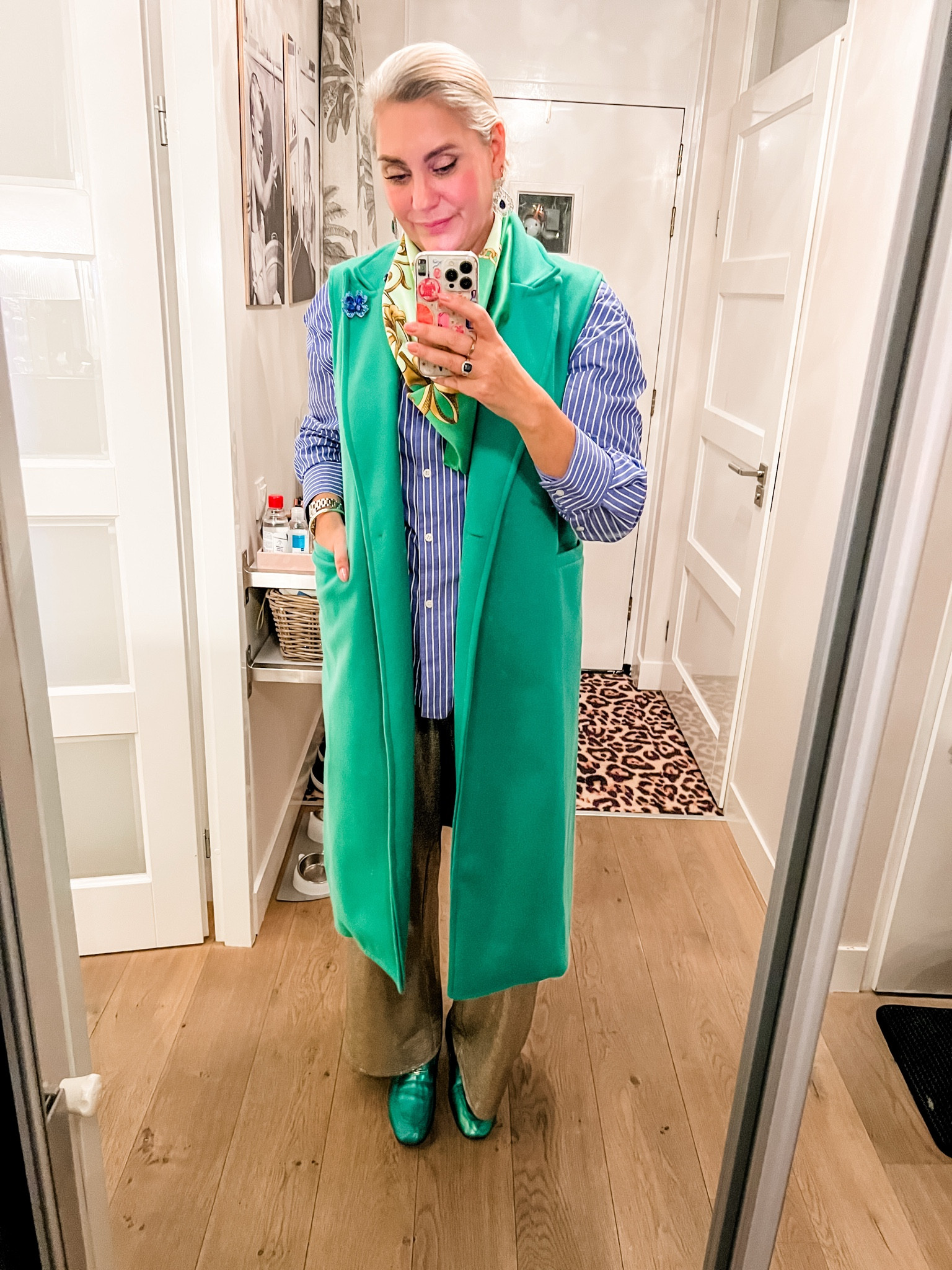 Ootd - Thursday. Blue striped button down shirt (old Zara), green scarf (old H&M), metallic trousers (old Shoeby), green loafers (Babouche) and a green long gilet (gift from a friend). 




#LTKnederlands #LTKeurope #LTKwinter