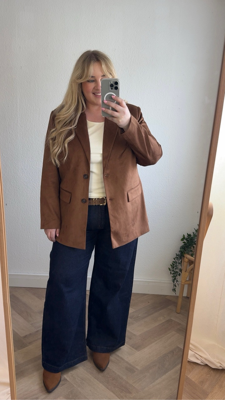 Outfit of the day 💙🤎

15% sparen mit dem Code: beau15ty

vom 17.03. -einschl. 19.03.2026
einmalig einlösbar pro Kundin
gilt in DE App & Webshop

#denim #plussizefashion #jeans #boots #cowboyboots #blazer 

#LTKplussize #LTKspring #LTKjeans