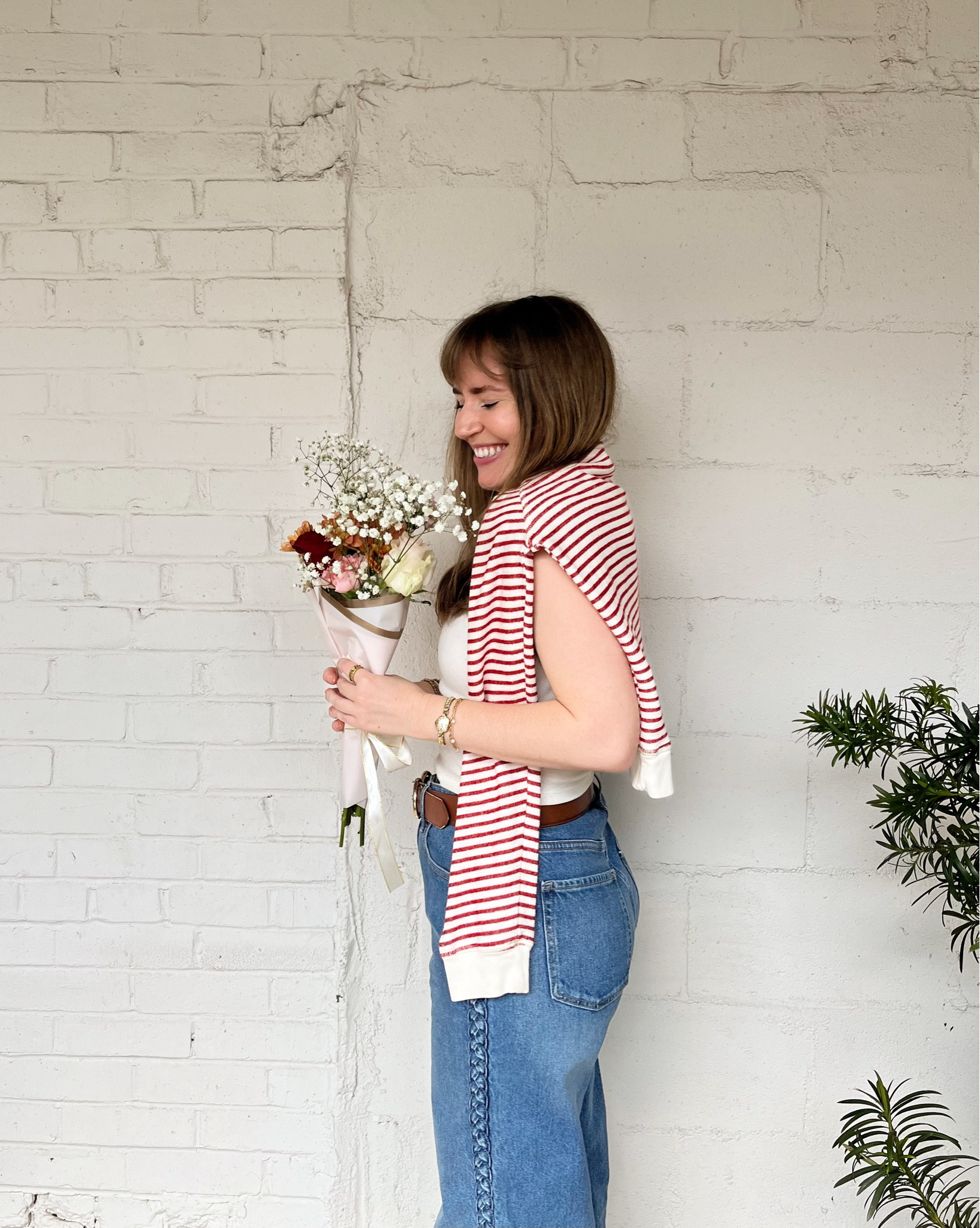 casual Valentine’s Day look 🍒 linking the jeans that I love & have worn on repeat 