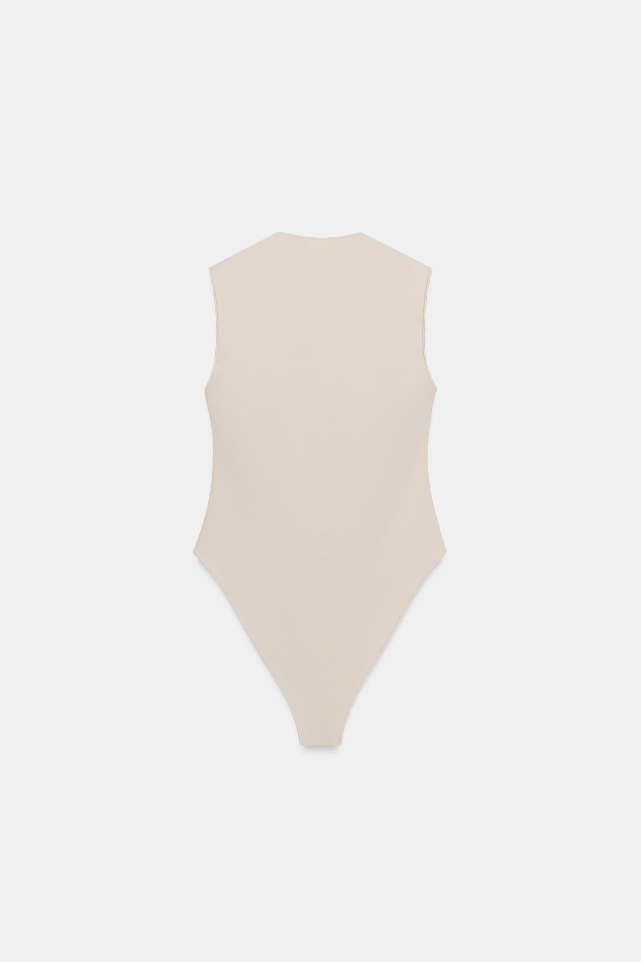 Body aus elastischem Stoff. Eckiger Ausschnitt und \u00e4rmelloses Design. Druckknopfverschluss i... | Zara DE