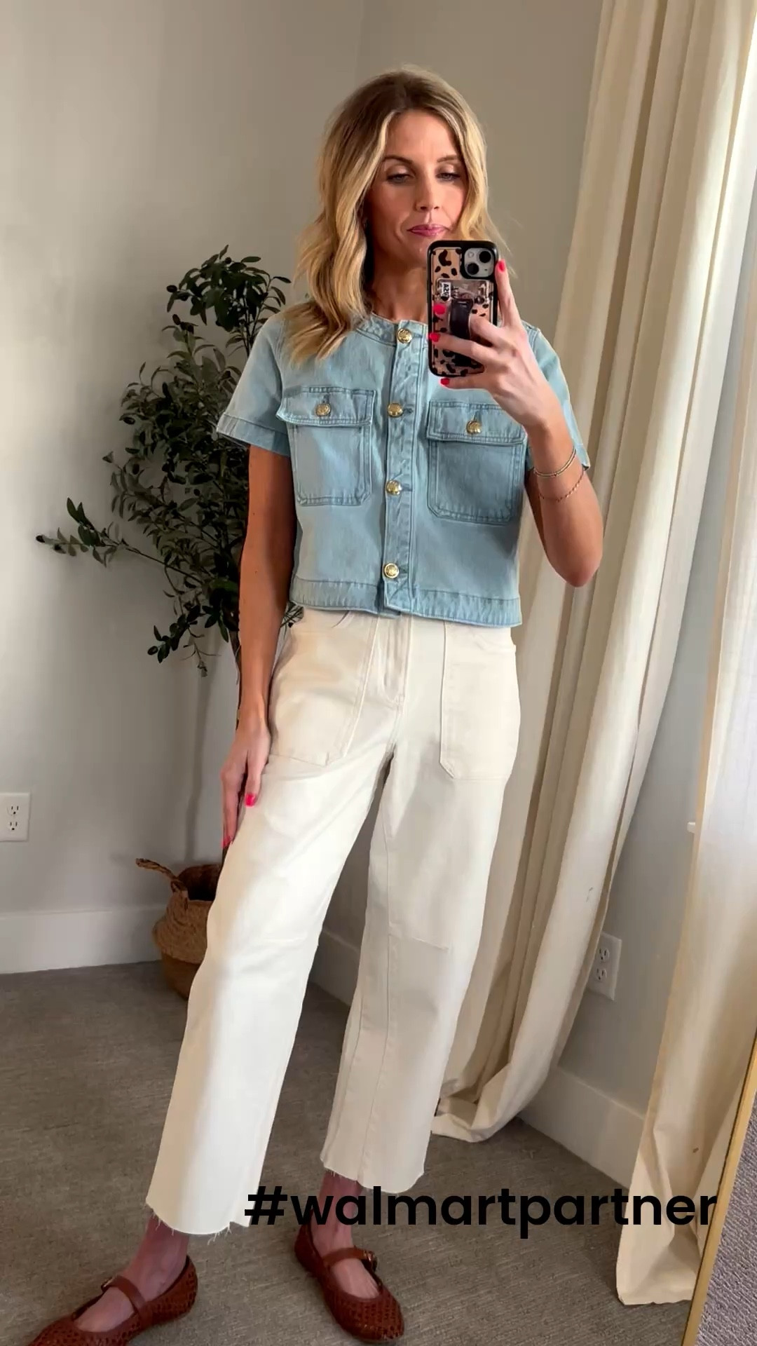 You can’t go wrong with a little denim and cream! #walmartpartner No doubt this top pairs well with just about everything and can you even with those gold buttons?! #walmartstyle @walmartstyle @walmart