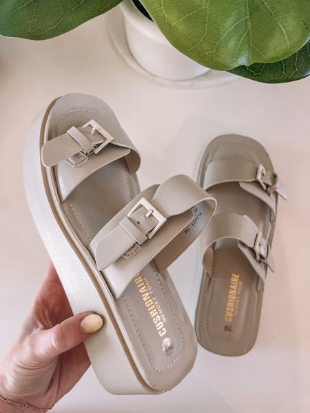$40 buckle platform sandals

Amazon find / amazon fashion / platform slides / buckle shoes 


#LTKshoecrush #LTKunder50