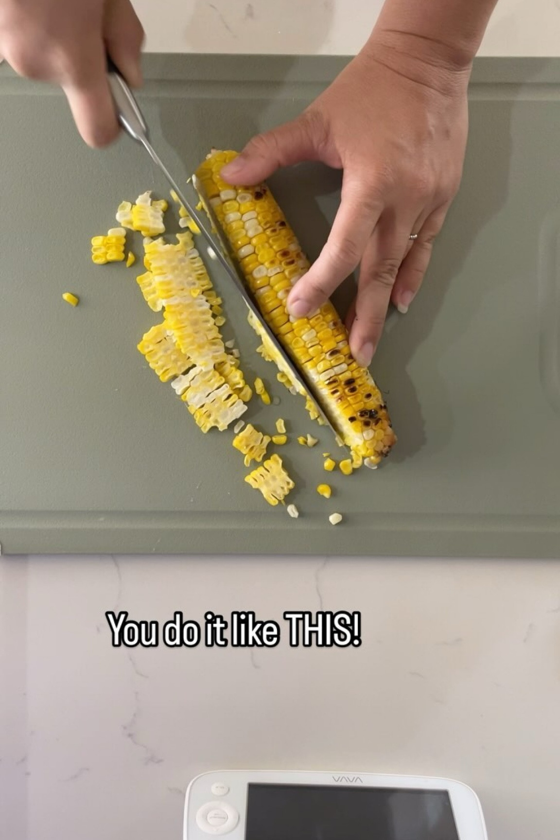 I was today years old when I learned how to ACTUALLY cut corn off the cob 🤯 how did it take me 30 whole years to figure this out. I had many years with braces where I cut my corn off like an idiot. Anybody else?

#cookinghack #corn #summermeals #lifehack #hack #momsofreels