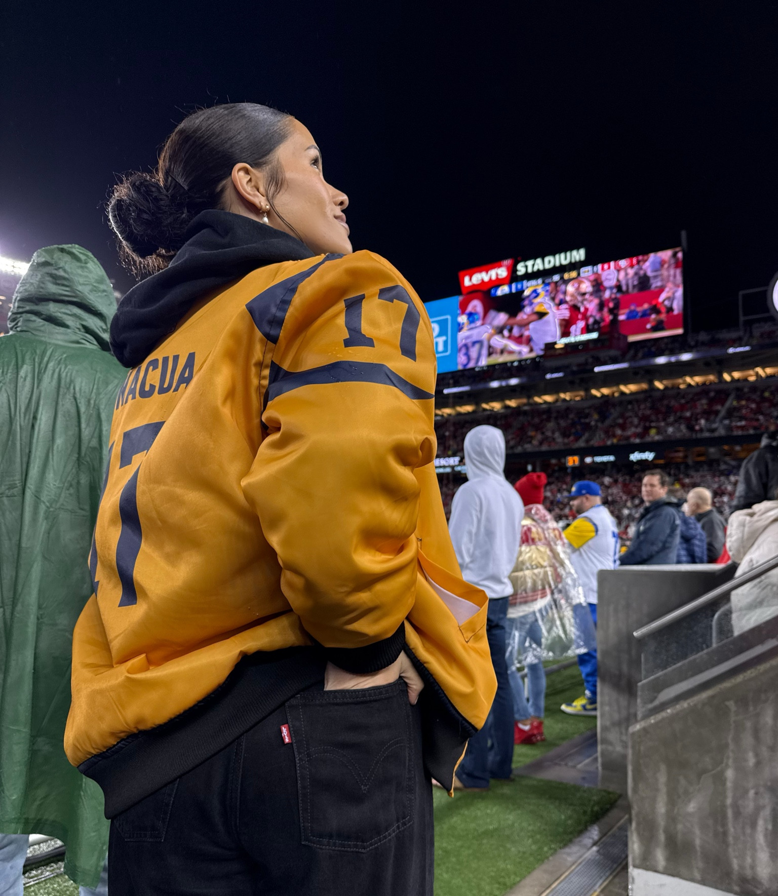 first time at Levi’s stadium, and in my new Levi’s jeans🤩 I was so excited to cheer on my baby and leave with a dub! Christmas gift ideas: Levi’s ribcage wide leg jeans or tickets to a Rams game🤭 @levis #levisLTKpartner #levis

#LTKFamily #LTKHoliday #LTKSeasonal