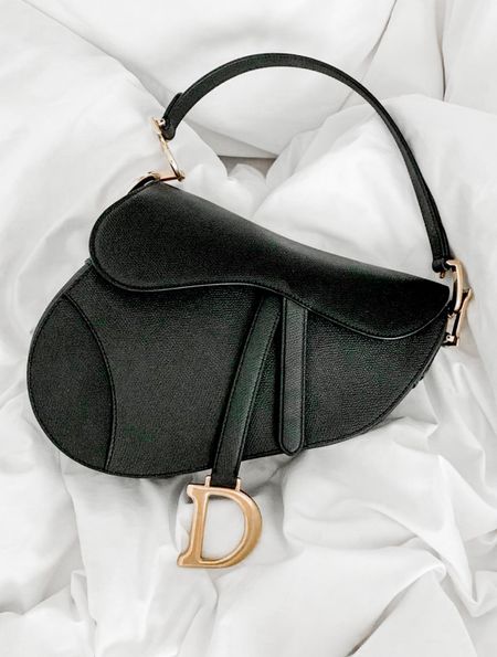 A classic from back in the sex in the city days the dior saddle bag. Love the different straps and love that the new bags come with a leather strap for cross body wearing was going to get the studded but went classic 

#dior #saddlebag #pursecollection #designerbag #christiandior #blacksaddlebag

#LTKitbag #LTKHoliday #LTKstyletip