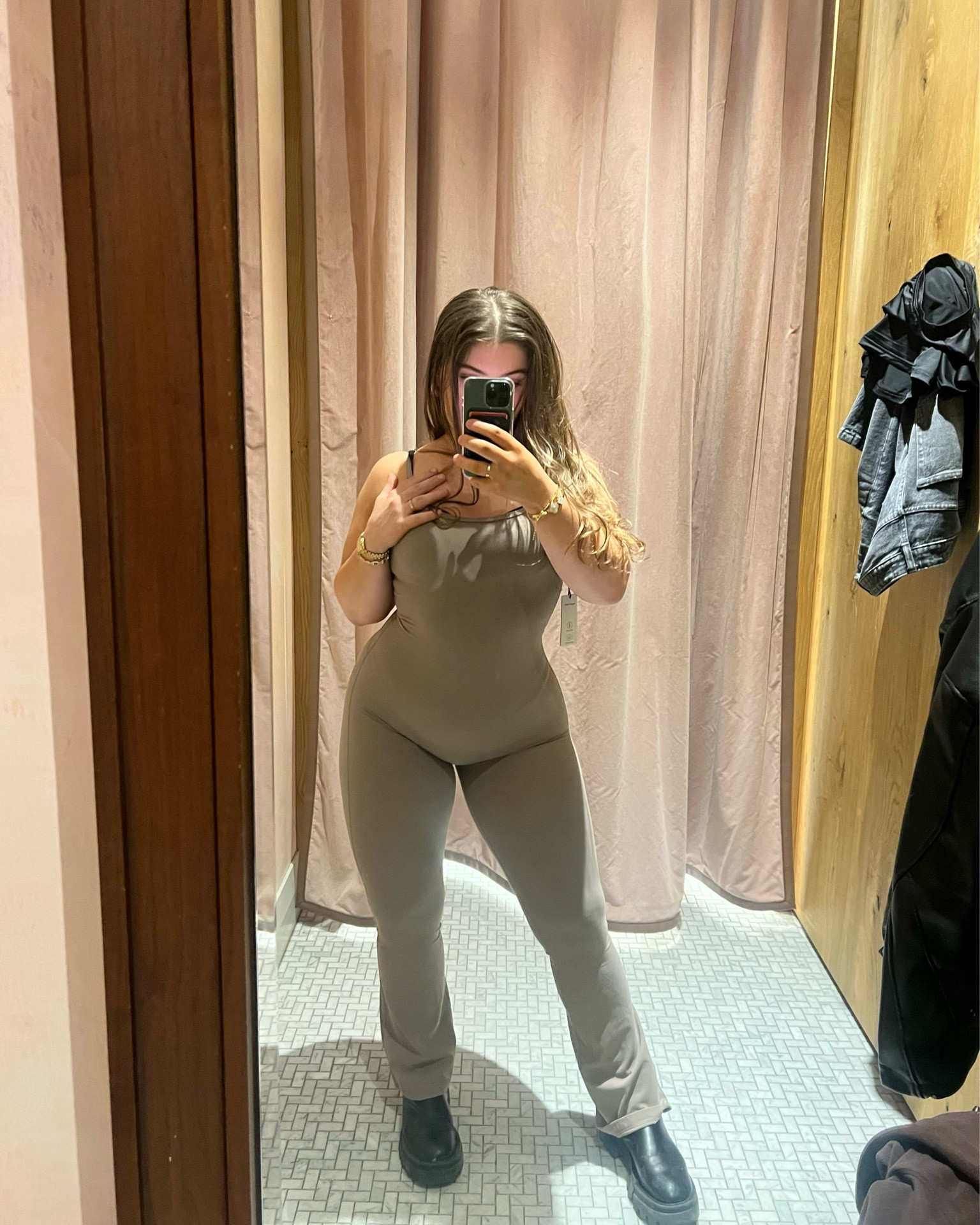 I’m actually in love with TNA’s fabric and can’t stop buying jumpsuits 😫 linked the exact one and a similar one without flare bottoms (BOTH ON SALE‼️)

#LTKfitness #LTKMostLoved #LTKfindsunder100