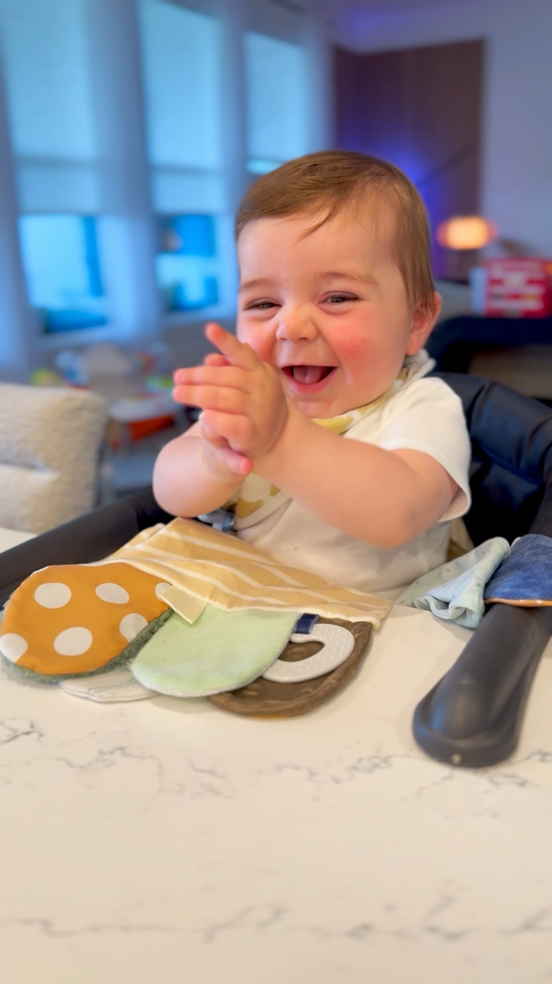 This little guy is the KING of throwing
EVERYTHING I put in front of him on the floor. Until I handed him the #demdaco Mommy & Me Activity scarf! + it's my go to toy to bring with us everywhere because there's so many activities and they're all in one piece! A #MothersDay must have to stop picking up everything off the floor 100 times a day 🤪 You deserve it!