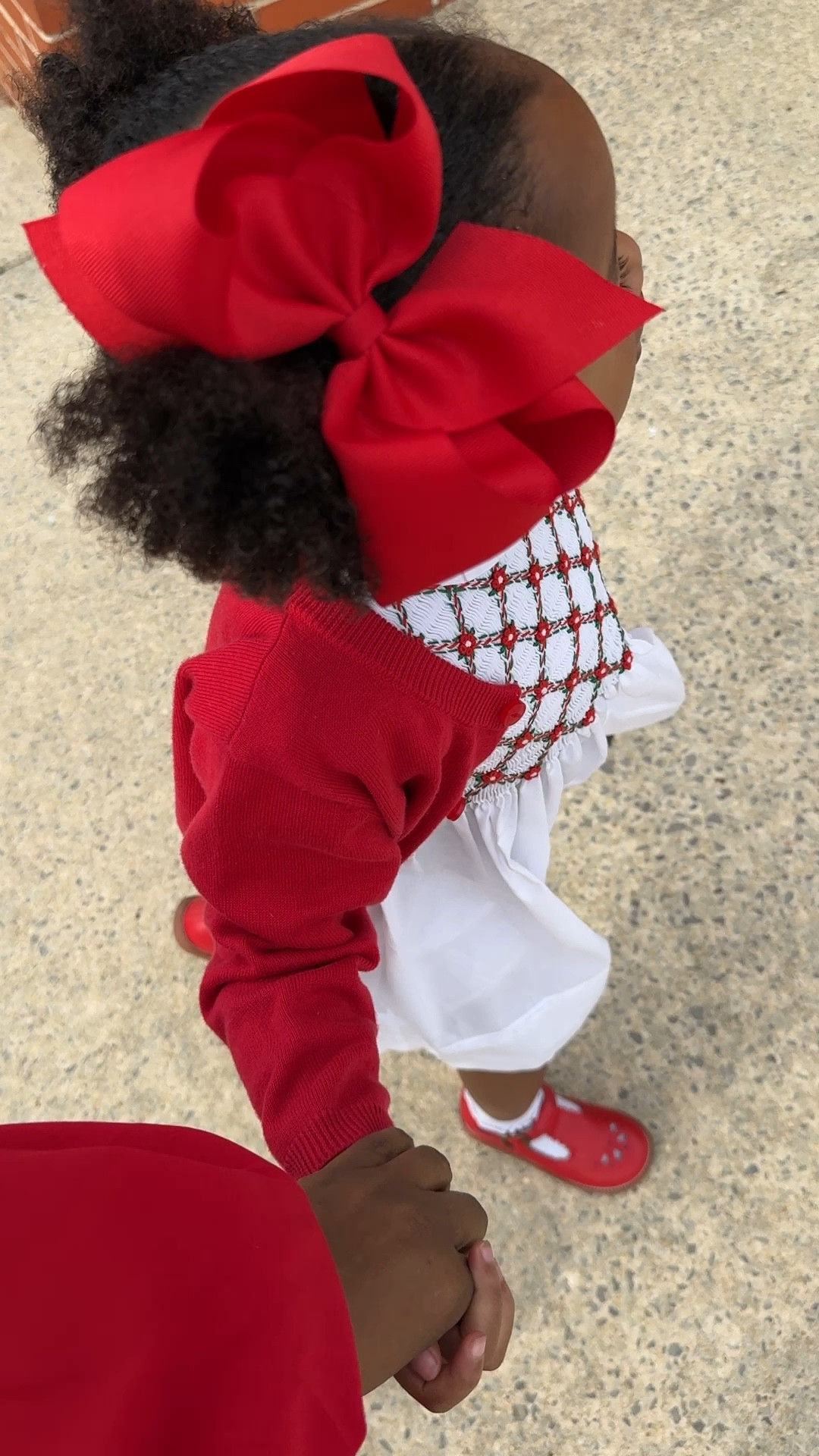 Merry Christmas Eve!! ❤️🎄 Kenlyn is wearing the sweetest smocked holiday dress from Feltman Brothers. Wearing a size 3. #christmaseve #christmas #holidaystyle #classicchildrensclothing #classicstyle #smocked #smockeddress #toddlerfashion #beaufortbonnet #tbbcchristmas 

#LTKHoliday #LTKkids #LTKbaby
