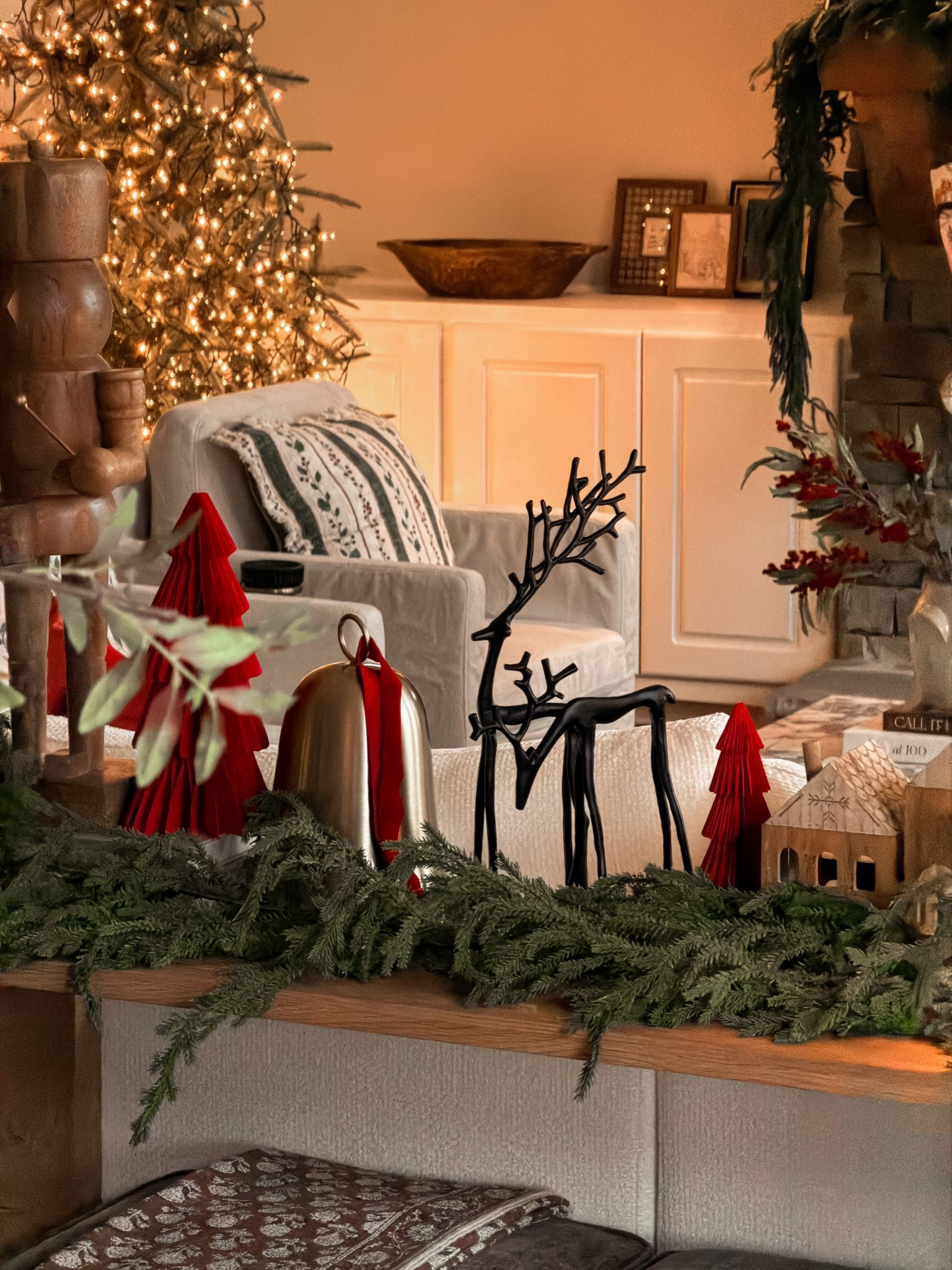 Holiday Decor

Walmart find // Reindeer// Holiday decor // Pottery Barn dupe // Christmas Tree // Brass bell // Christmas Garland // Wooden house

#LTKHome #LTKHoliday #LTKFindsUnder50